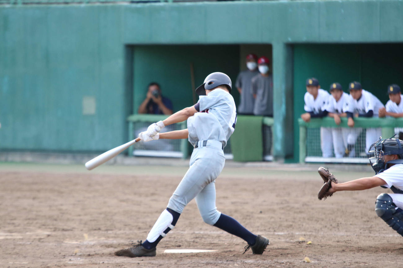 北広島対札幌丘珠　延長10回表北広島2死満塁で左中間に走者一掃の適時二塁打を放つ佐々木（撮影・山崎純一）