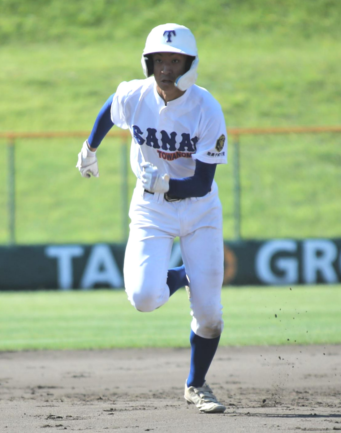 酪農学園大とわの森三愛対札幌啓成　3回表2死二塁、酪農学園大とわの森三愛の二塁走者・長島想汰は三塁ゴロエラーの間にホームまで疾走