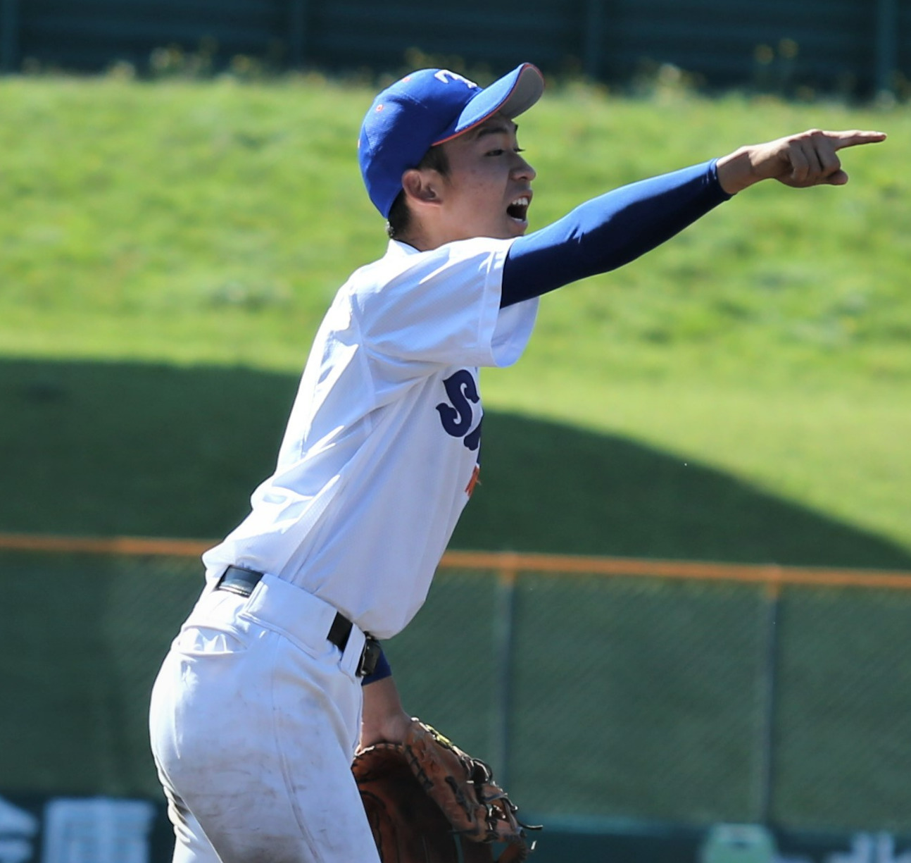 酪農学園大とわの森三愛対札幌啓成　酪農学園大とわの森三愛の長島想汰は味方の守備に大声で指示を送る
