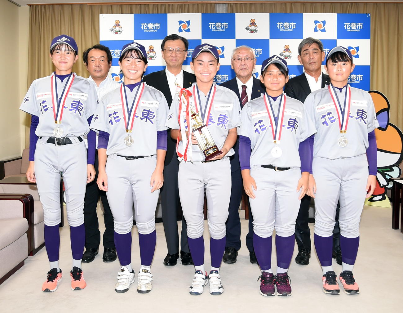 花巻市役所を訪問した花巻東の前列左から佐々木秋、佐々木由、武藤主将、和久本、菅沢。後列左から斎藤部長、上田市長、小田島校長、三鬼監督