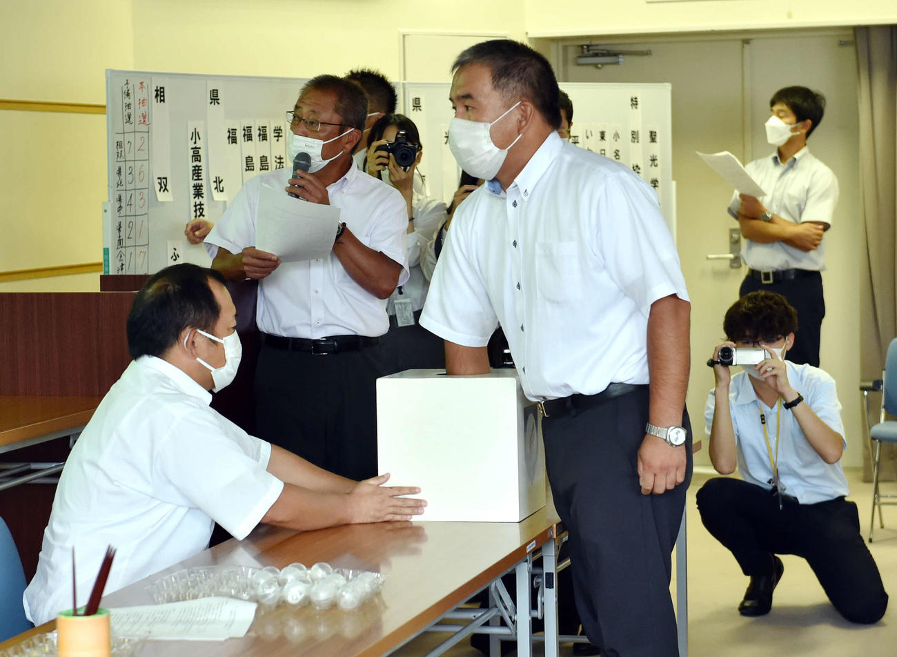くじを引く聖光学院・横山部長（中央）