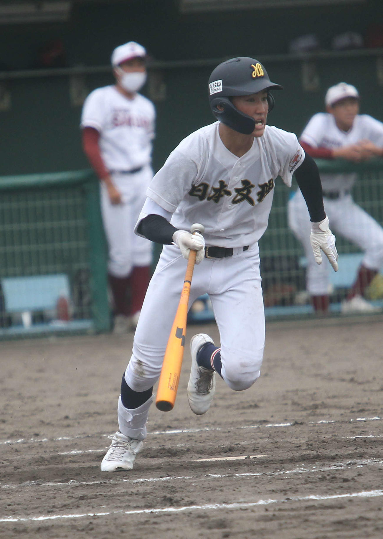 2－1の4回2死満塁で一塁強襲の2点適時打を打ち、一塁に走る日本文理・平田