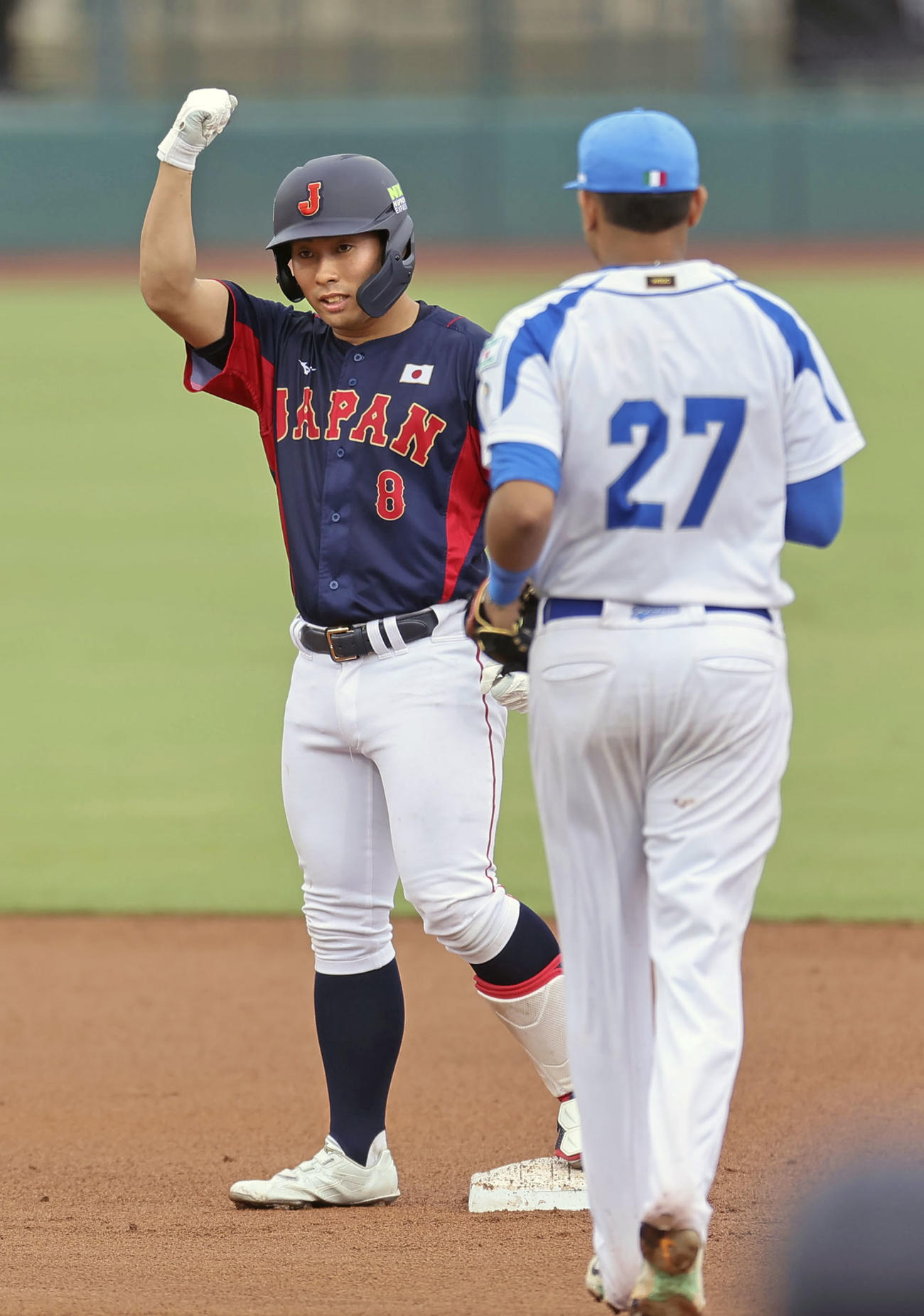 イタリア戦の1回、二塁打を放ち、ガッツポーズする高校日本代表の浅野（共同）