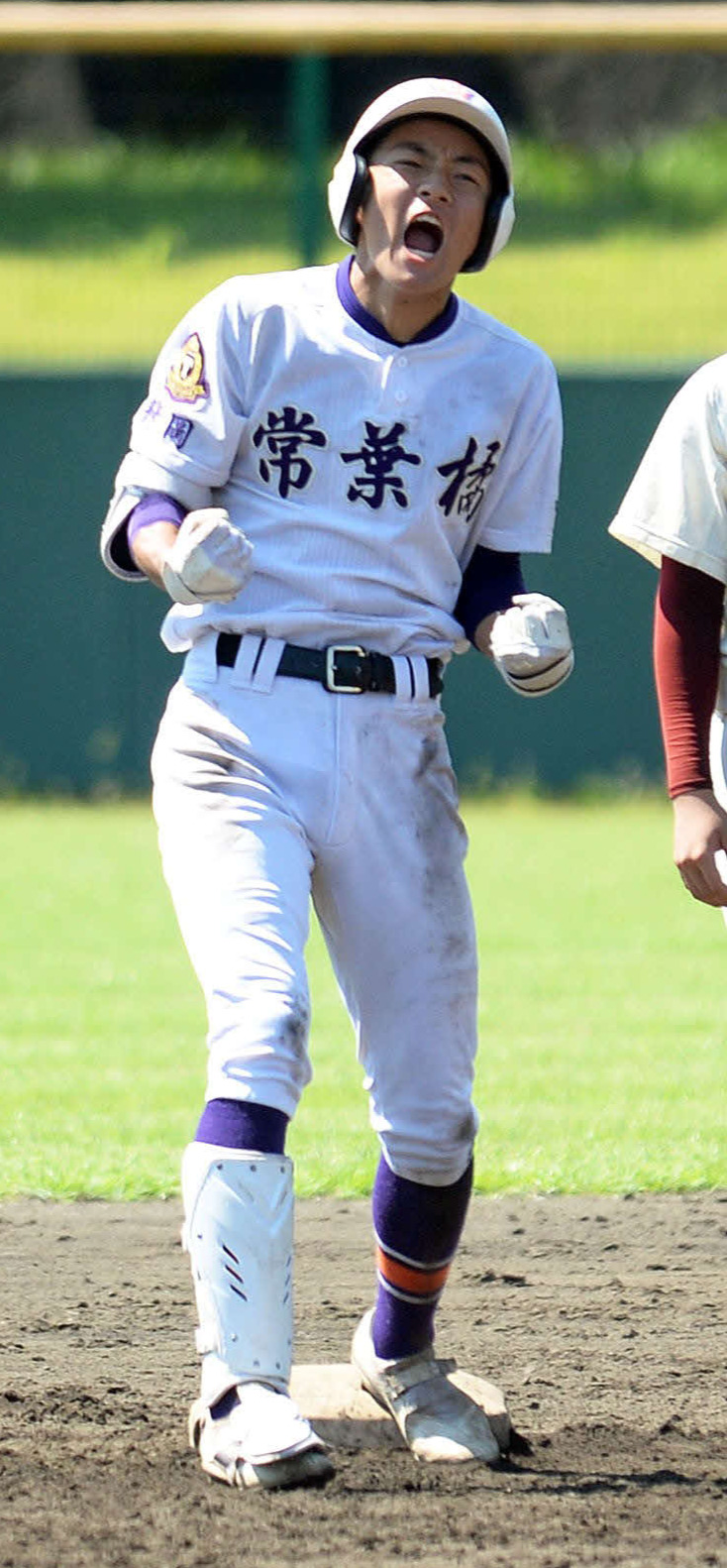 7回、同点の2点適時打を放ち、雄たけびを上げる常葉大橘・花房
