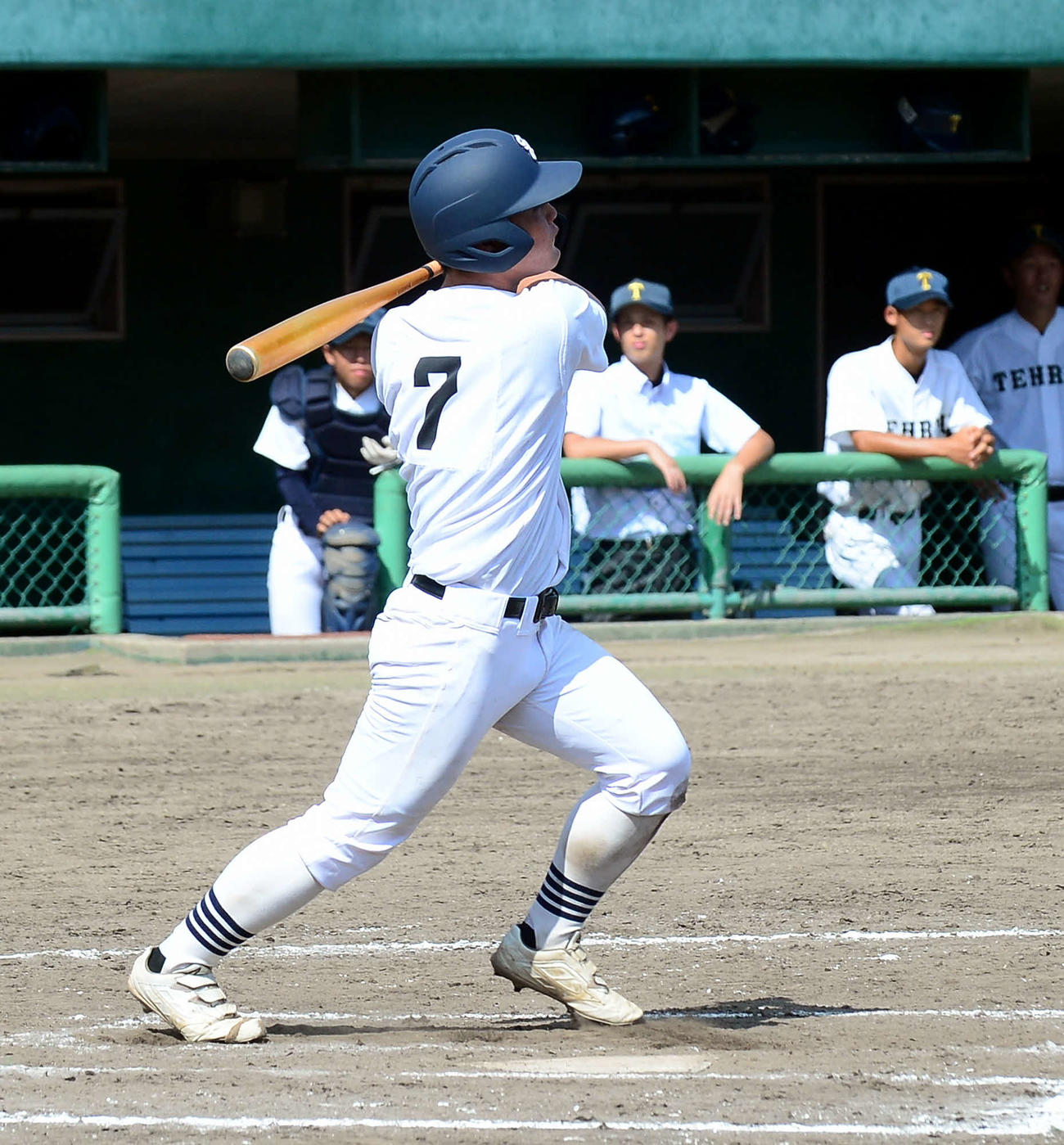 8回、勝負を決める左越え適時二塁打を放つ島田商・鈴木海