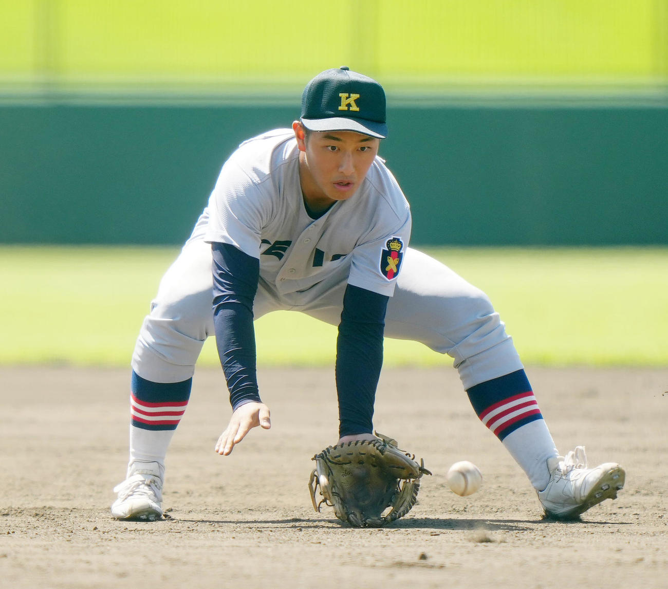 日大高対慶応　試合前、シートノックで捕球する慶応三塁手の清原（撮影・江口和貴）