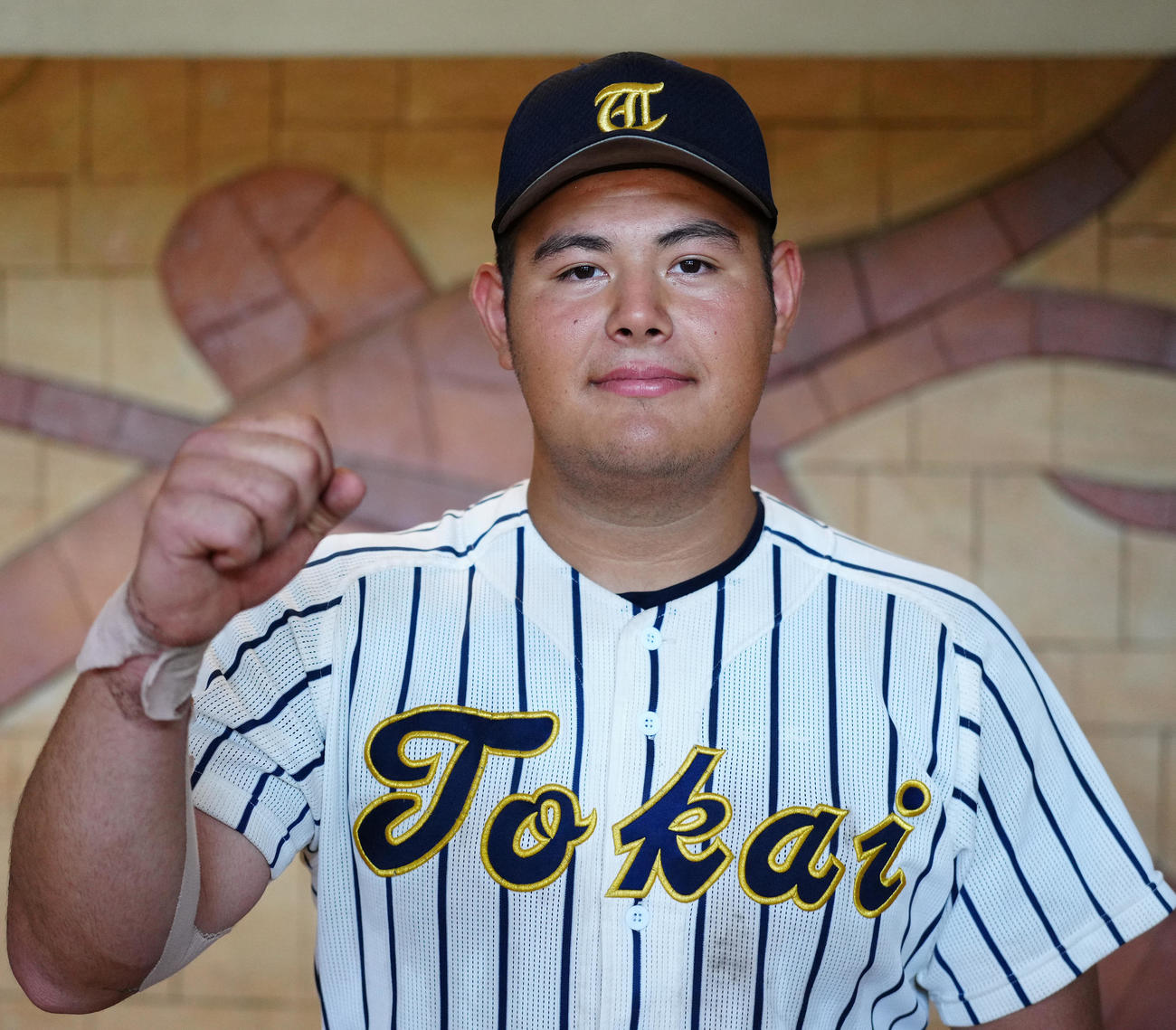 東海大相模対桐光学園　試合後、ガッツポーズで写真に納まる東海大相模・松本（撮影・江口和貴）