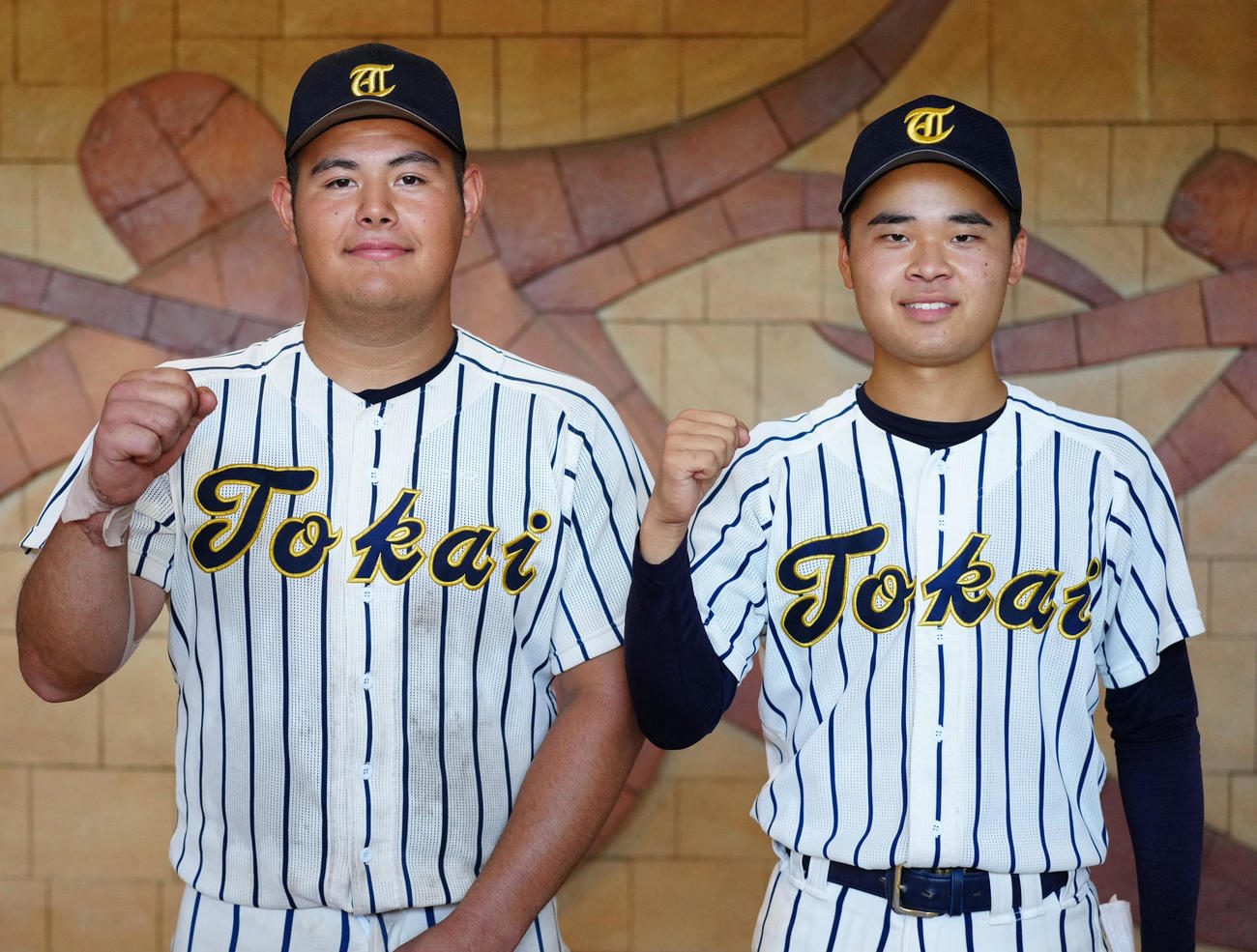 東海大相模対桐光学園　試合後、ガッツポーズで写真に納まる東海大相模・松本（左）と子安（撮影・江口和貴）
