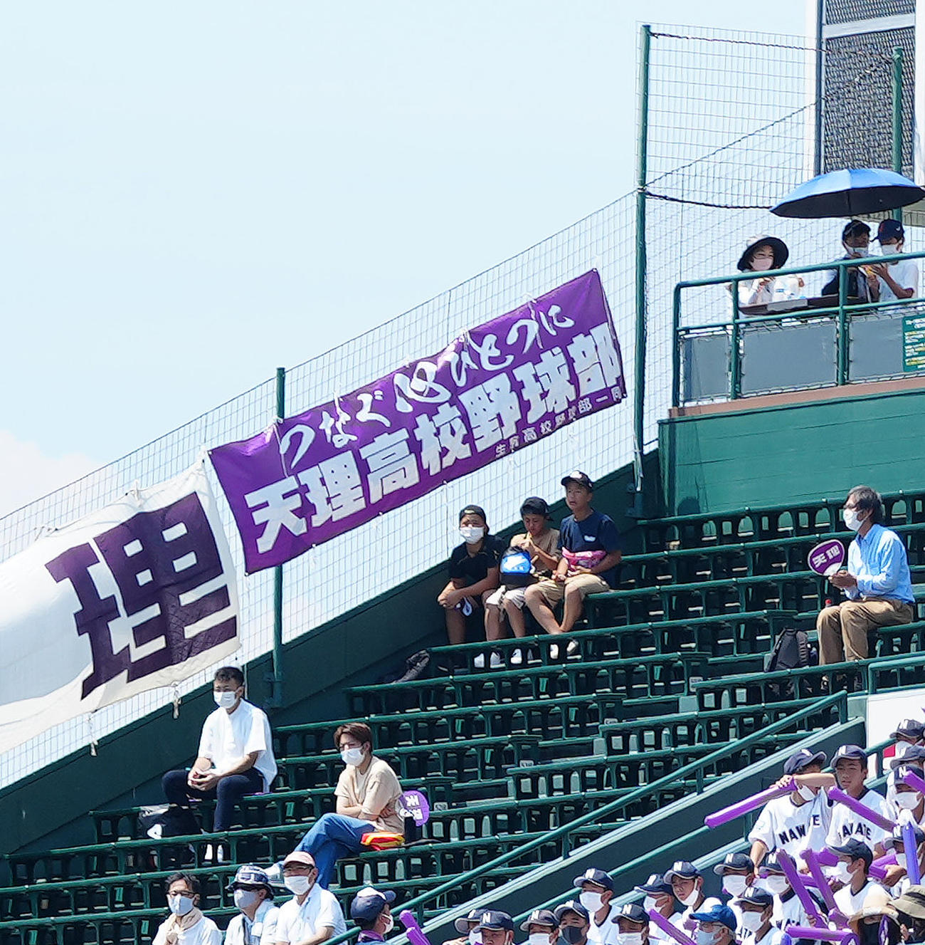 山梨学院対天理　一塁側アルプス席に掲げられる生駒から贈られた横断幕（2022年8月8日撮影）