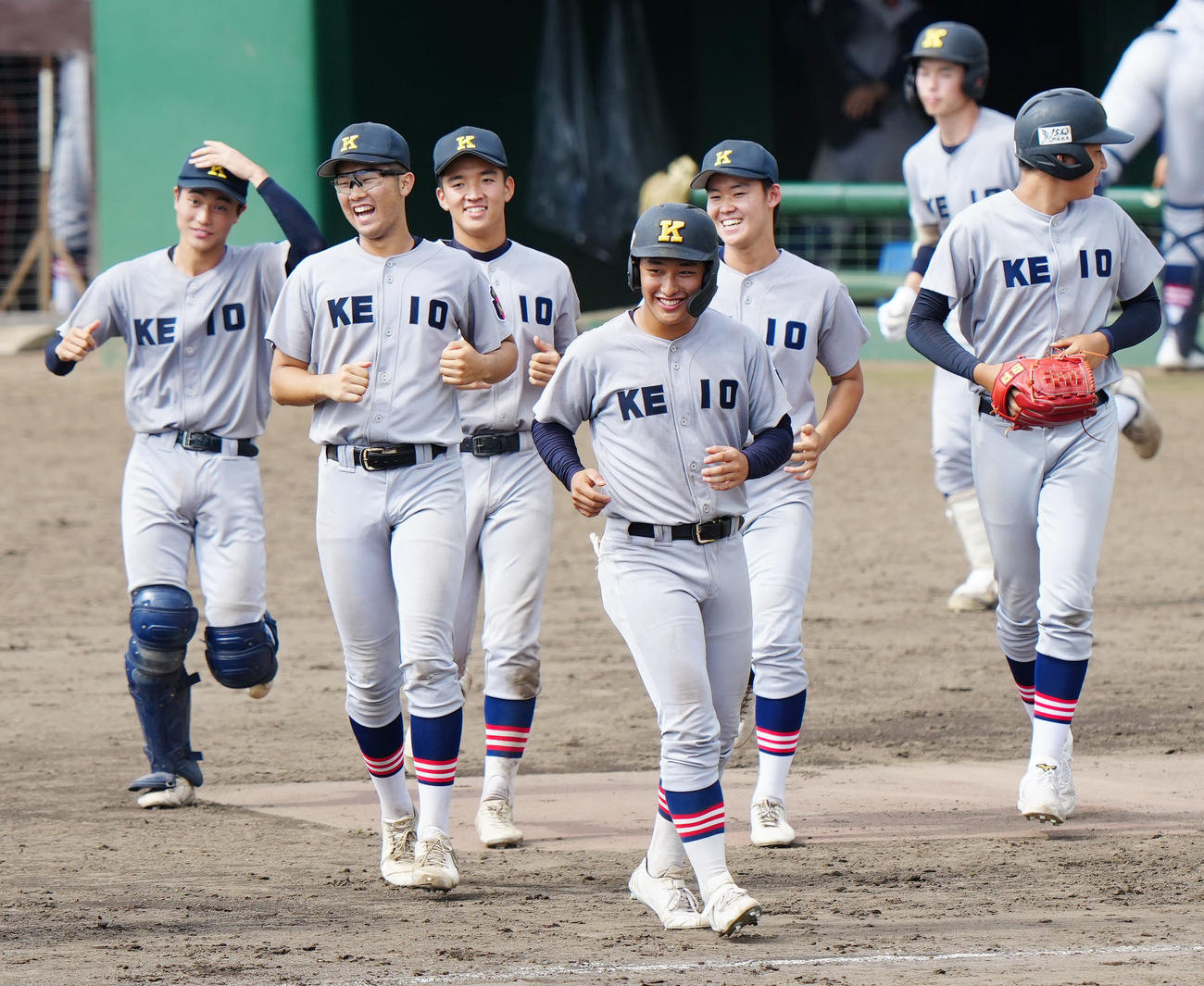 8回コールド勝ちで笑顔を見せる慶応・清原（中央）（撮影・江口和貴）
