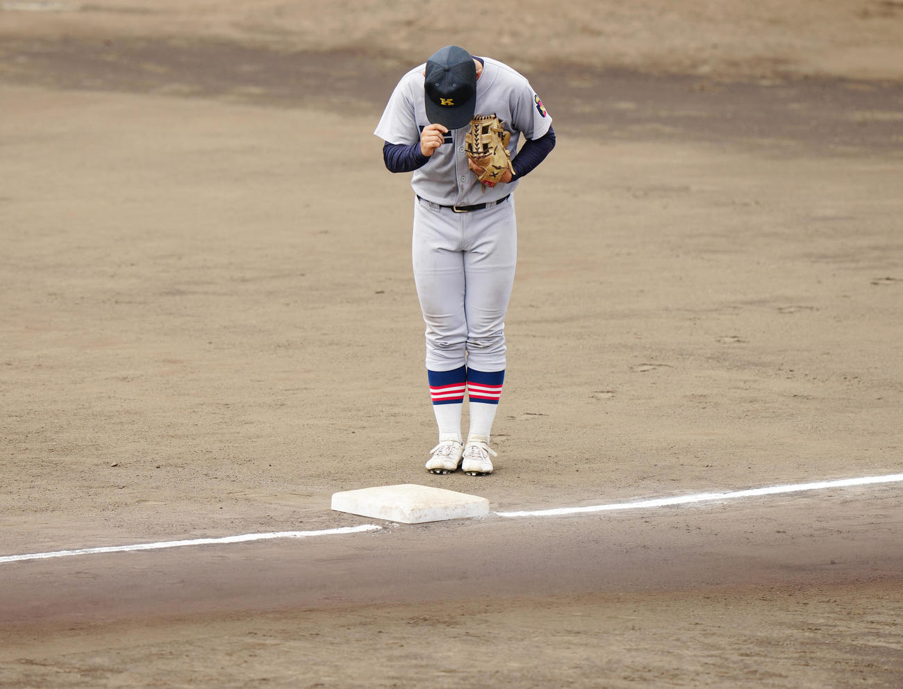 日大高対慶応　6回表開始前、三塁に一礼する慶応・清原（撮影・江口和貴）