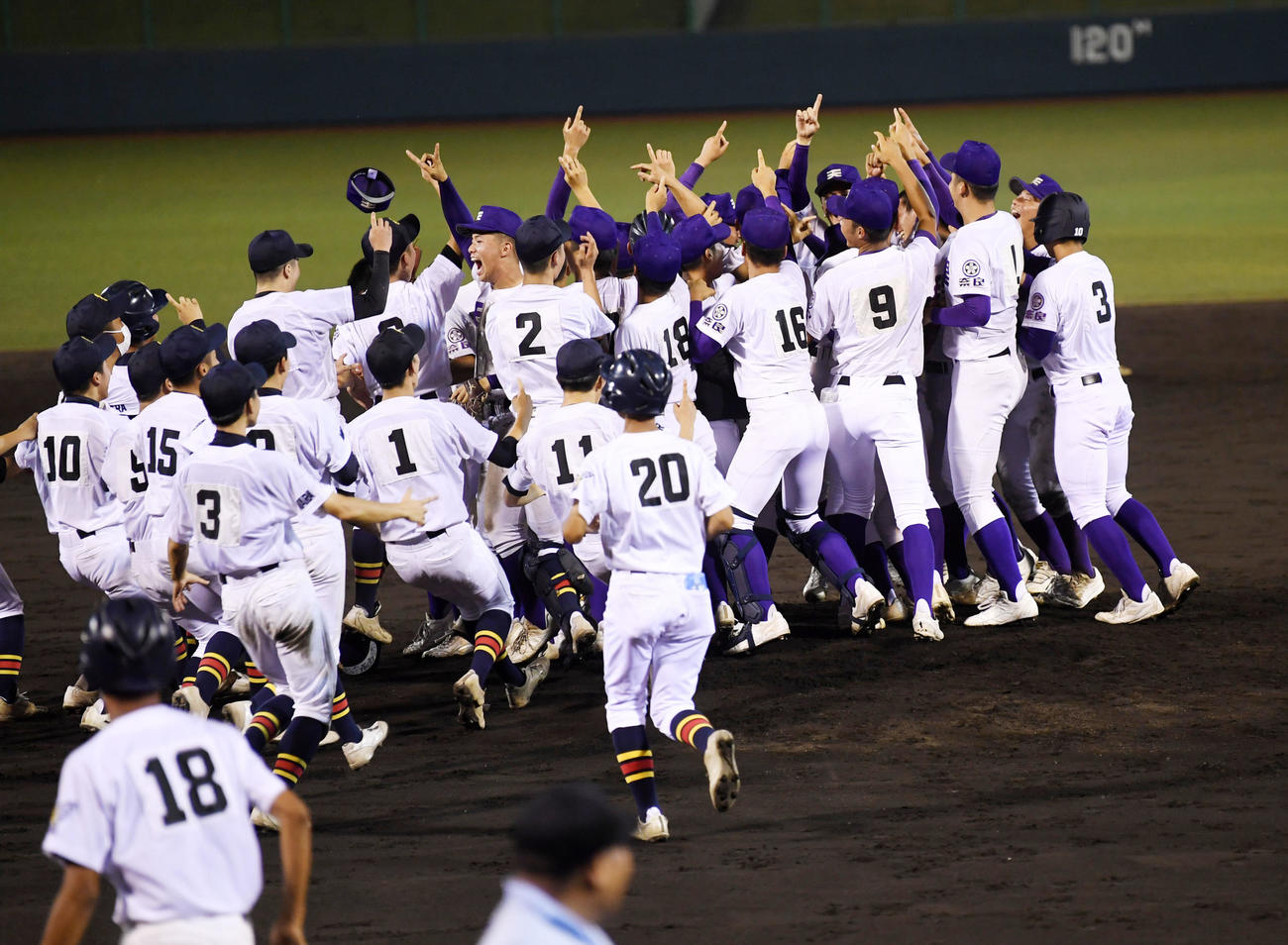 天理対生駒　勝利を喜ぶ天理ナイン（右側）に駆け寄る生駒ナイン（撮影・前岡正明）