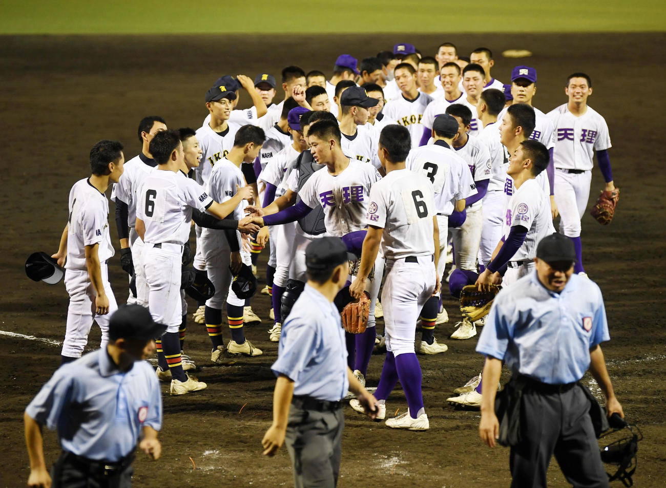 天理対生駒　試合後、あいさつする両校ナイン（撮影・前岡正明）