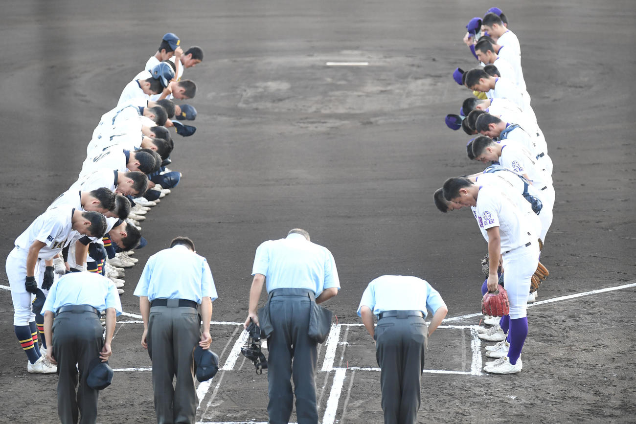 天理対生駒　試合前のあいさつを行う天理（右）生駒の両校ナイン（撮影・前岡正明）