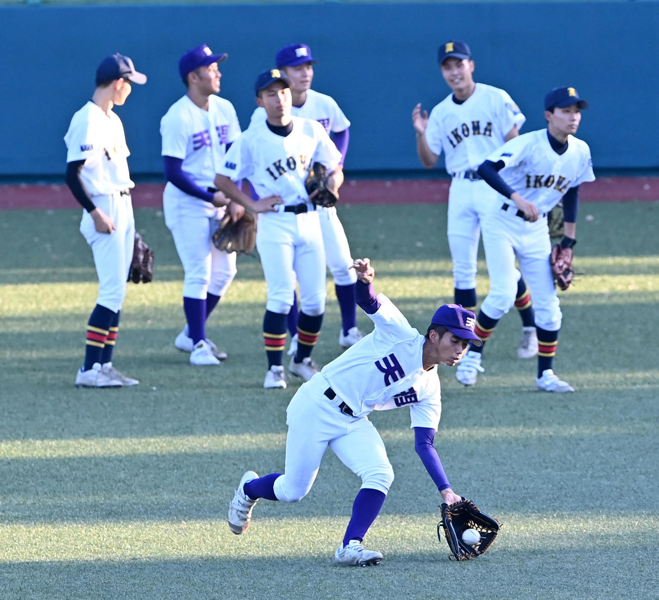 天理対生駒　合同で試合前のシートノックを行う天理と生駒の選手たち（撮影・前岡正明）