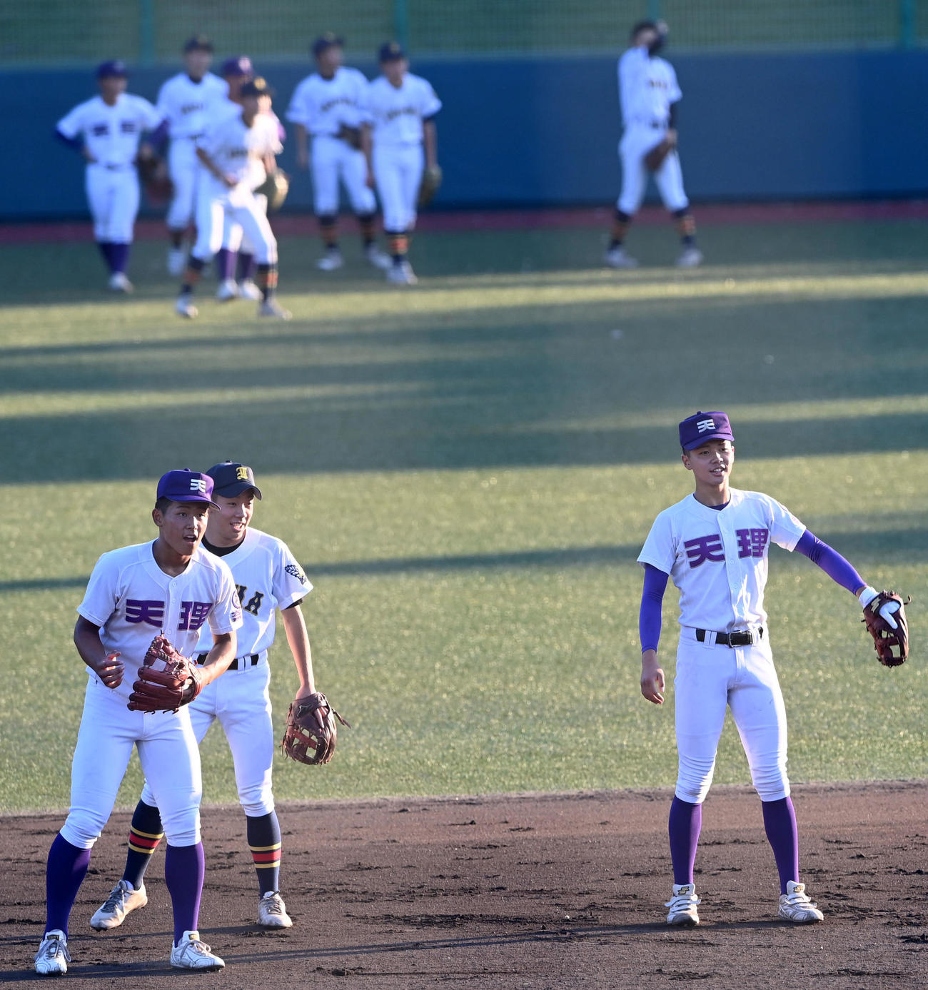 天理対生駒　合同で試合前のシートノックを行う天理・生駒の両校ナイン（撮影・前岡正明）