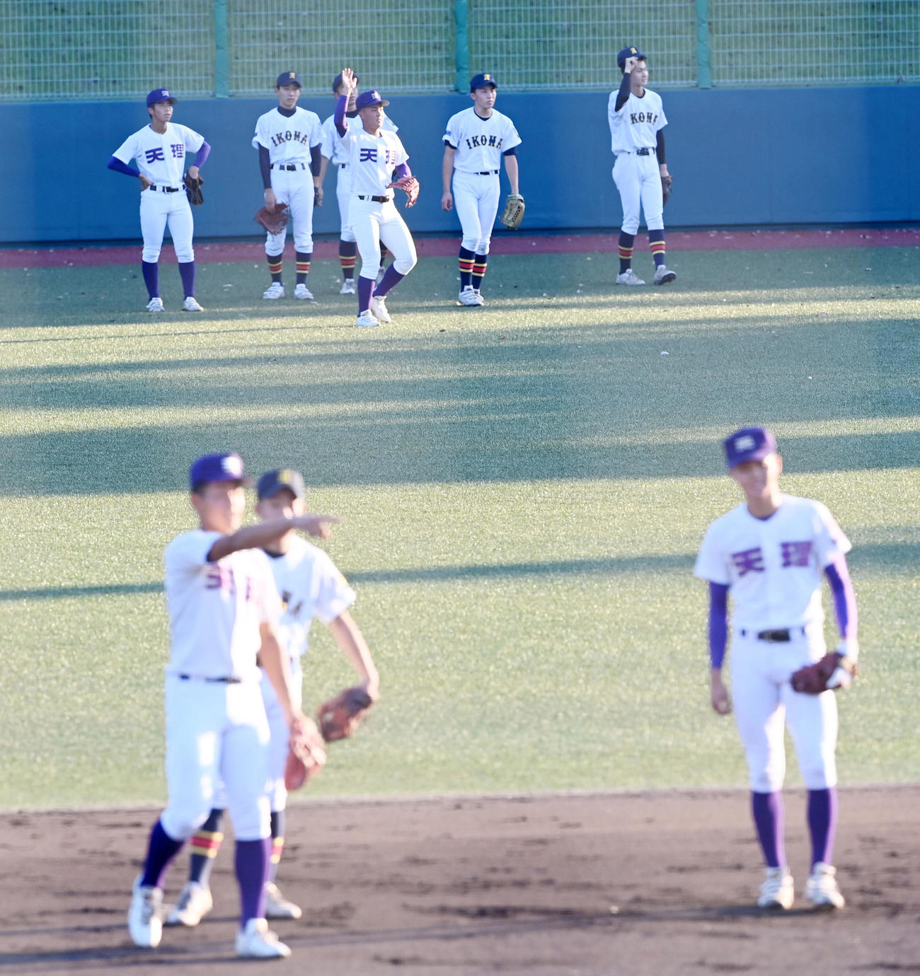 天理対生駒　合同で試合前のシートノックを行う天理・生駒の両校ナイン（撮影・前岡正明）