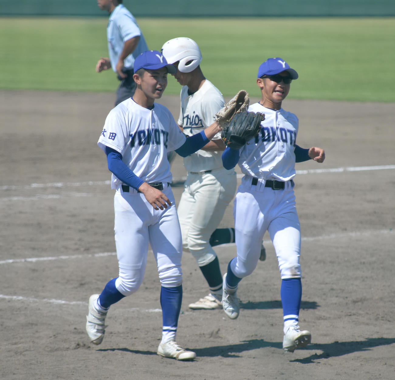 8回、最後の打者を抑えた横手・佐々木（左）は小田嶋とグラブタッチ