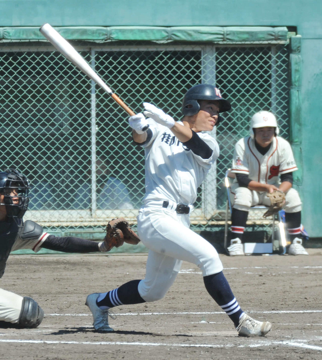 3回2死満塁、左中間へ走者一掃の3点適時二塁打を放つ掛川西の榛葉