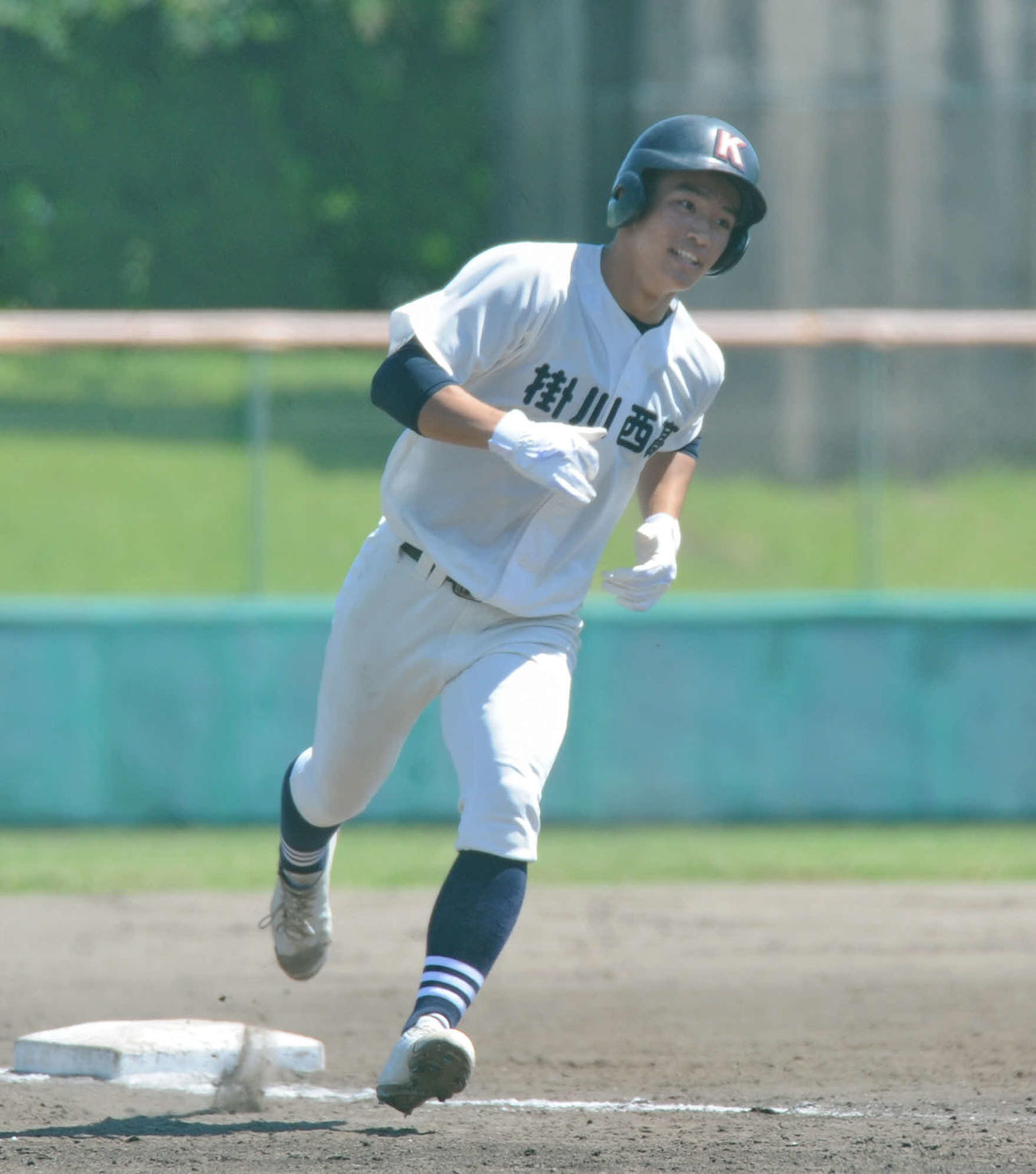 7回に3点本塁打を放ち、本塁へ向かう掛川西の榛葉