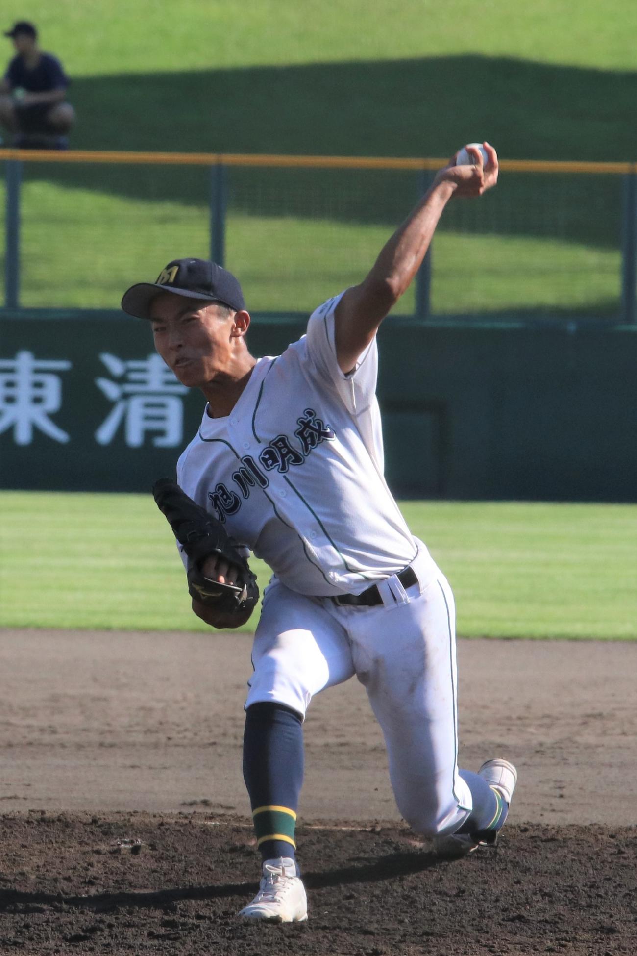 5回を投げ被安打1、無失点に抑えた旭川明成の先発千葉（撮影・石井翔太）