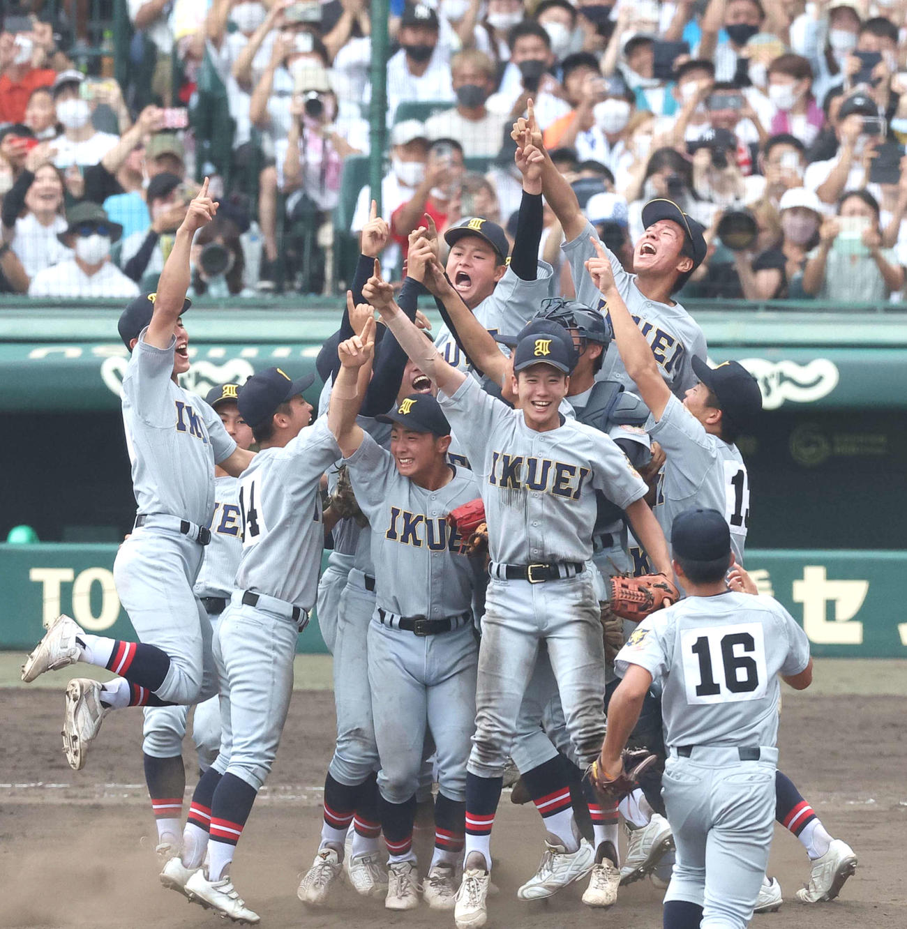 悲願の優勝を決め喜びを爆発させる仙台育英ナイン（2022年8月22日撮影）