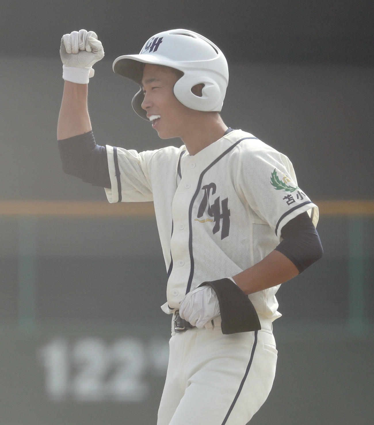 鵡川対苫小牧中央　1回裏、先制適時打を放ちガッツポーズをする苫小牧中央・大竹（撮影・佐藤翔太）