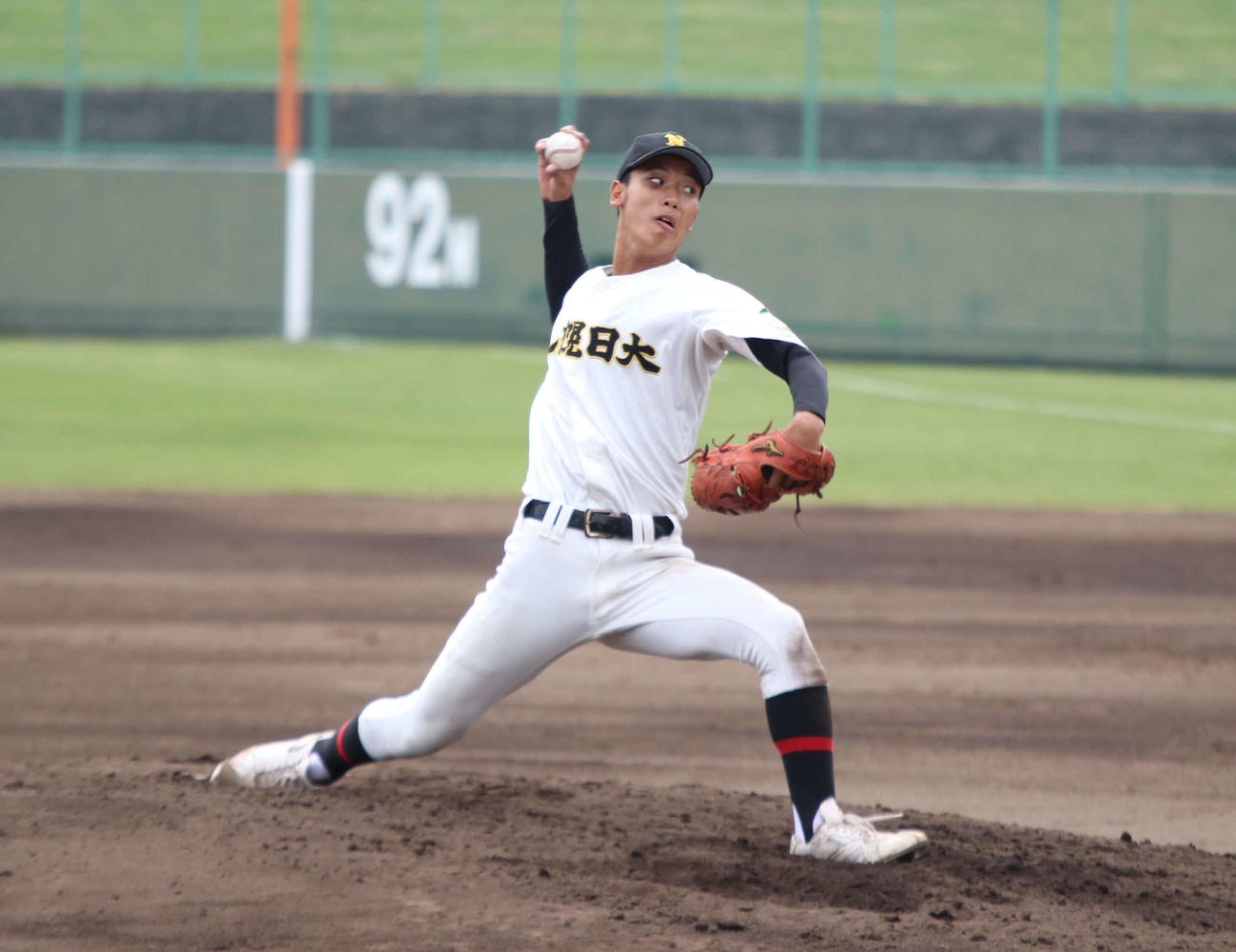 札幌開成中教校対札幌日大　公式戦初登板初先発し、4回2安打無失点に抑えた札幌日大・藤原（撮影・山崎純一）