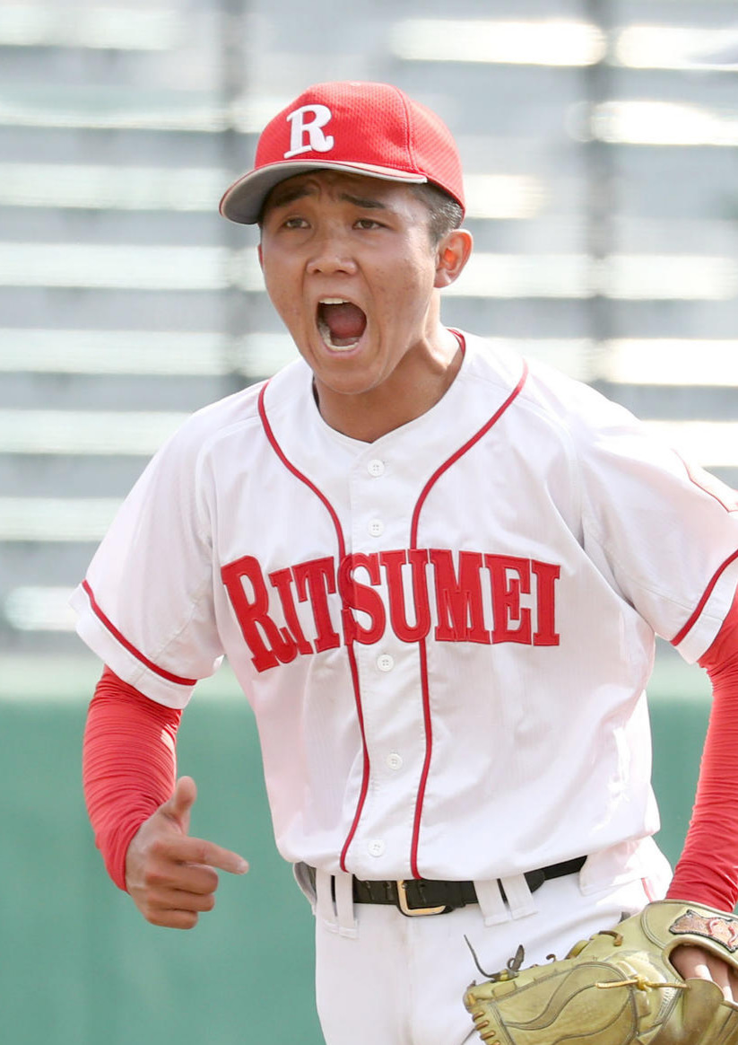 立命館慶祥対北星学園大付　3回裏を抑えほえながらベンチに戻る立命館慶祥の岩渕（撮影・佐藤翔太）