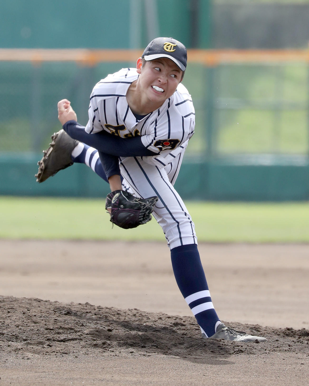 酪農学園大とわの森三愛対東海大札幌　力投する東海大札幌の阿部（撮影・佐藤翔太）