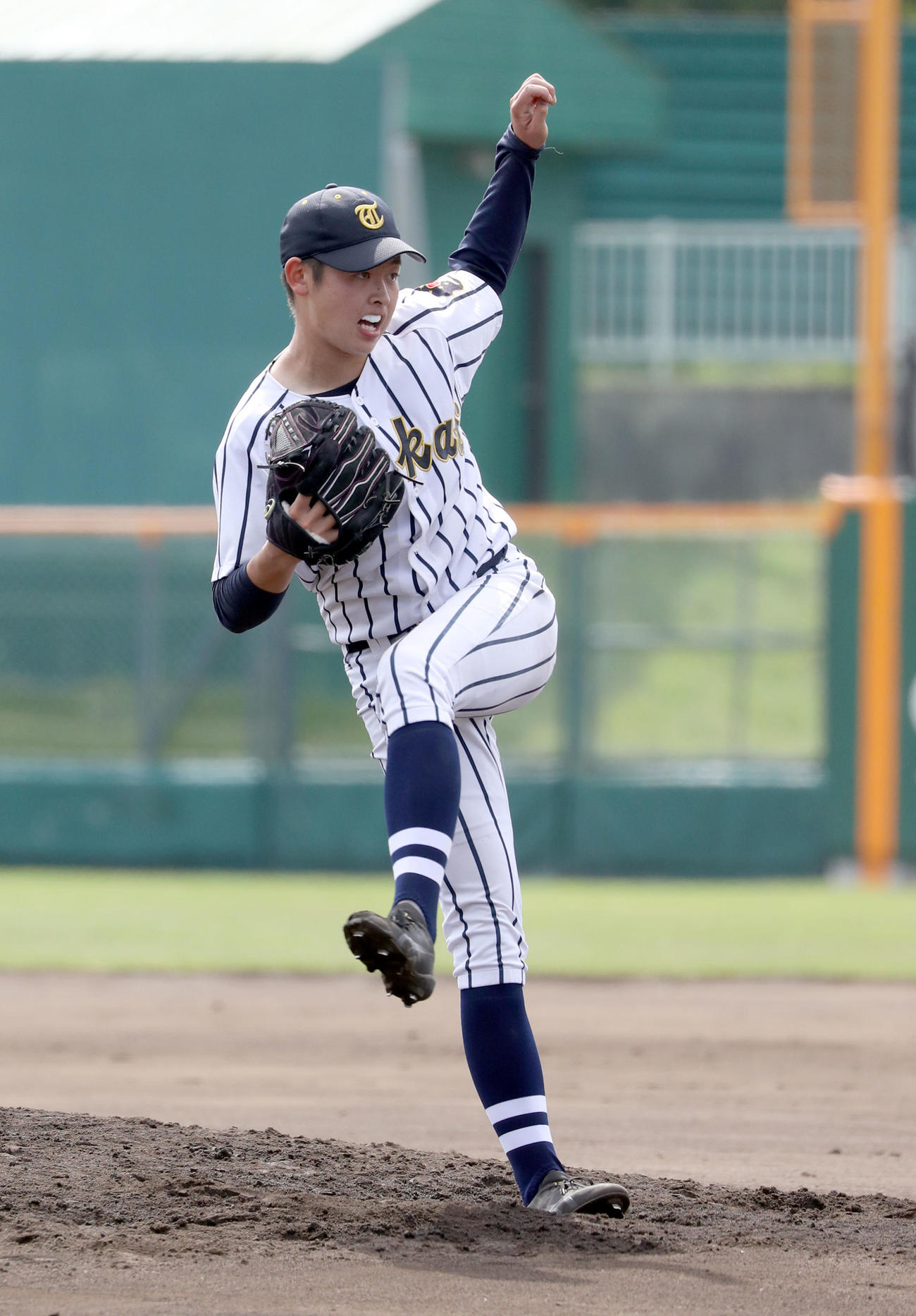 酪農学園大とわの森三愛対東海大札幌　力投する東海大札幌の阿部（撮影・佐藤翔太）
