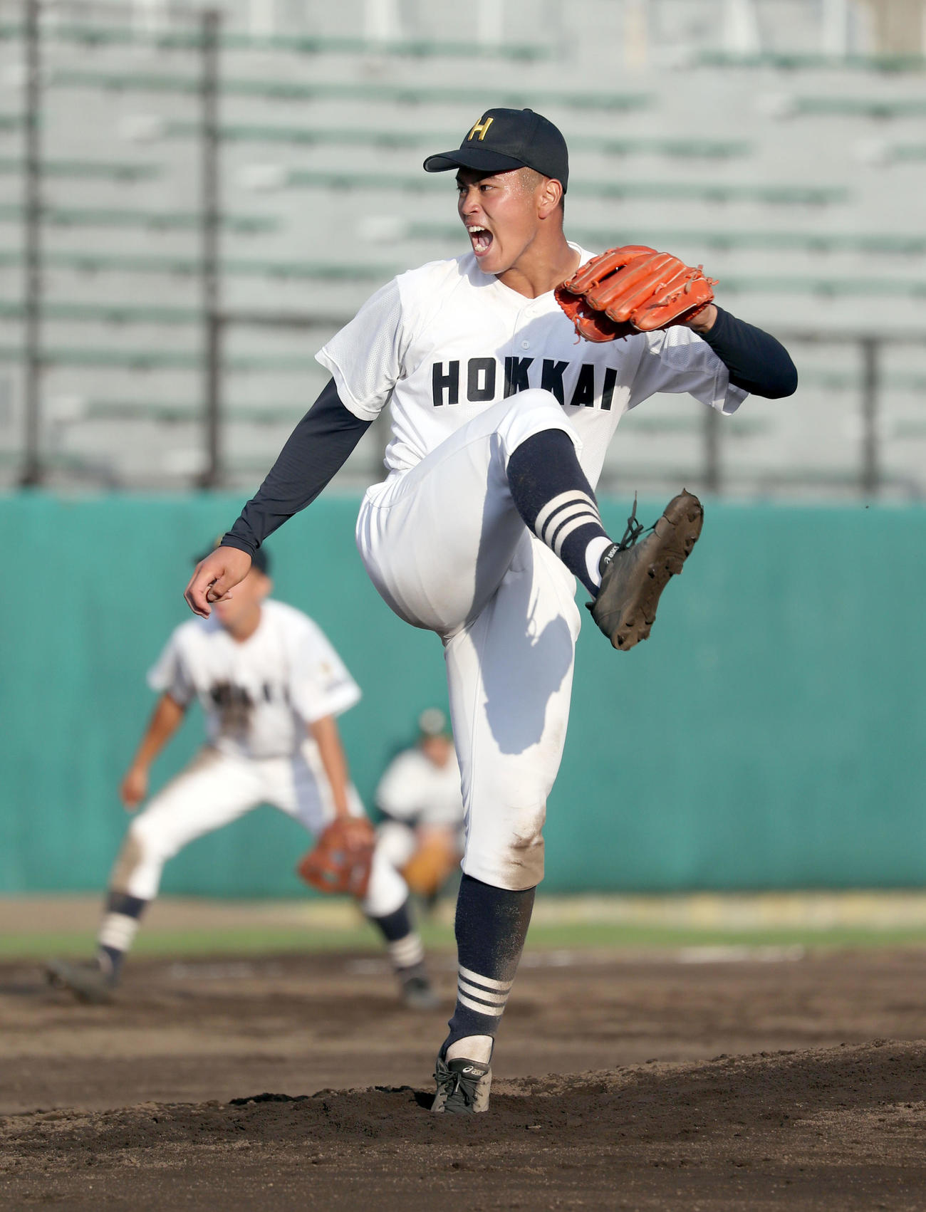 北海対札幌第一　6回裏2死一、二塁、成沢を三振にとり雄たけびをあげる北海の熊谷（撮影・佐藤翔太）