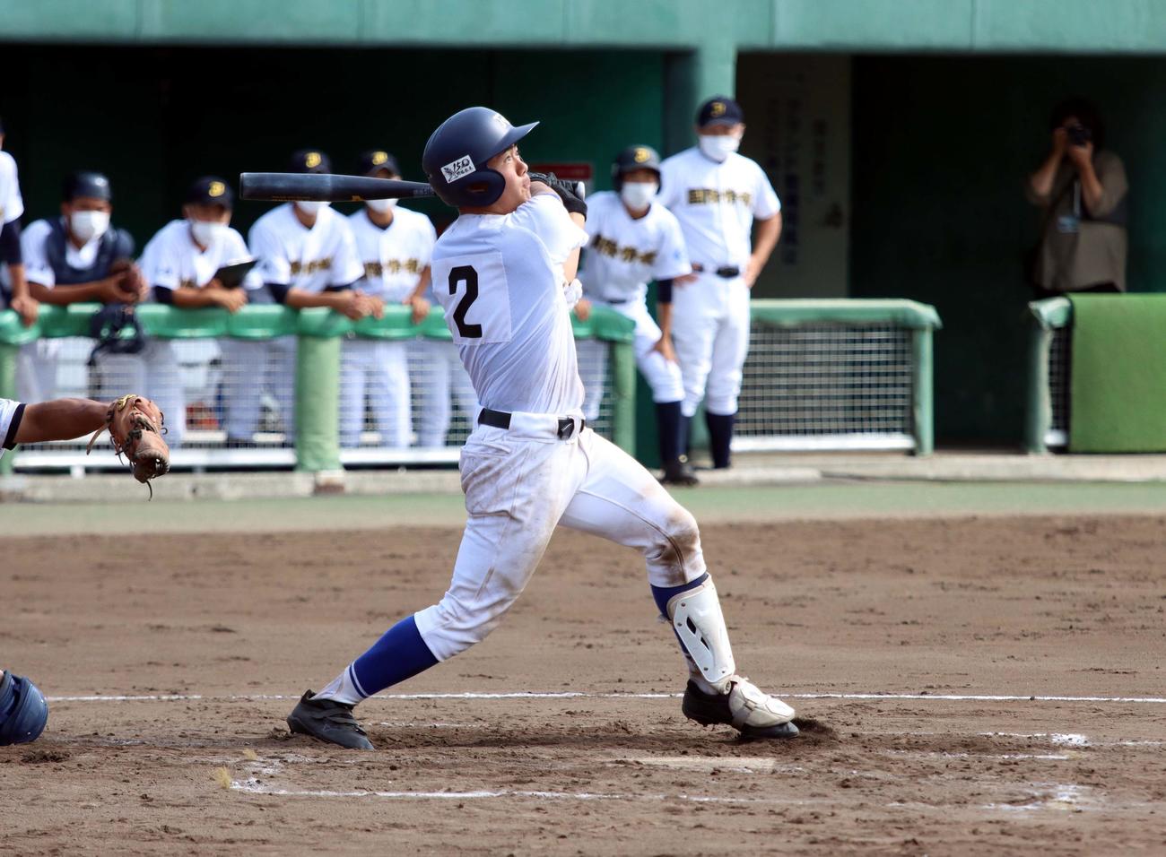 札幌龍谷学園対札幌国際情報　7回、札幌龍谷学園・児島が右翼へ適時二塁打を放つ（撮影・永野高輔）