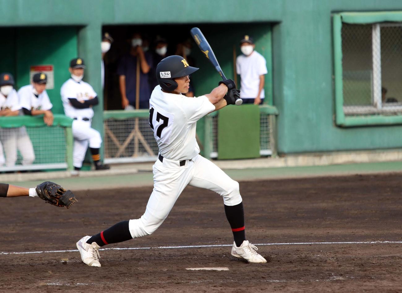 札幌日大対札幌白石　5回札幌日大1死満塁、山浦が右中間に走者一掃の適時三塁打を放つ（撮影・永野高輔）
