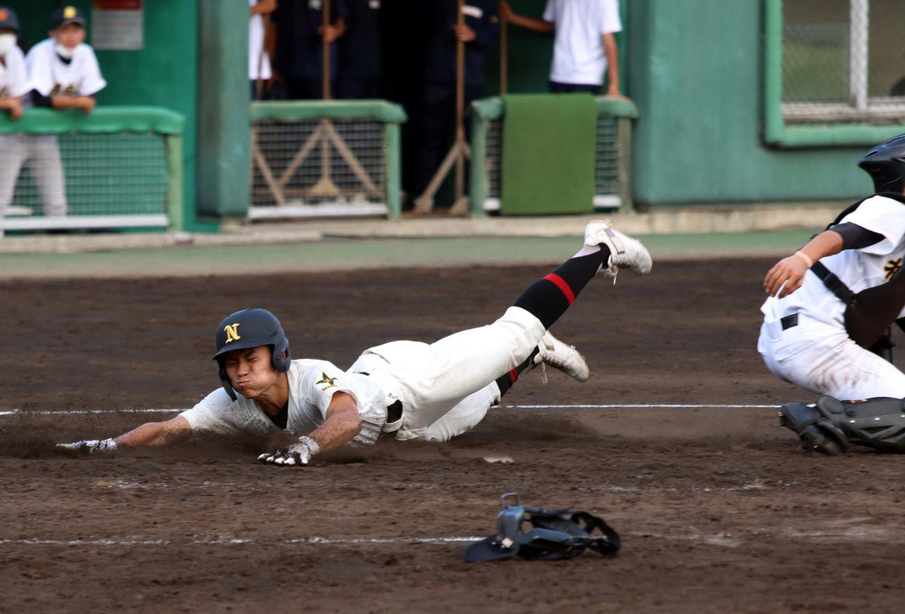 札幌日大対札幌白石　5回、二塁走者の菊地がコールド勝ちを決める11点目の生還を果たす（撮影・永野高輔）