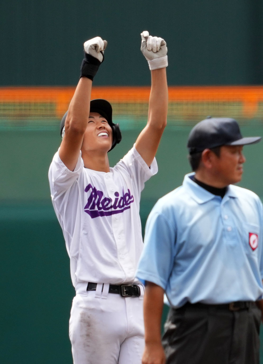 8月18日の愛工大名電対仙台育英　9回表愛工大名電2死一、二塁、右越え適時二塁打を放ち空へガッツポーズする山田（撮影・横山健太）