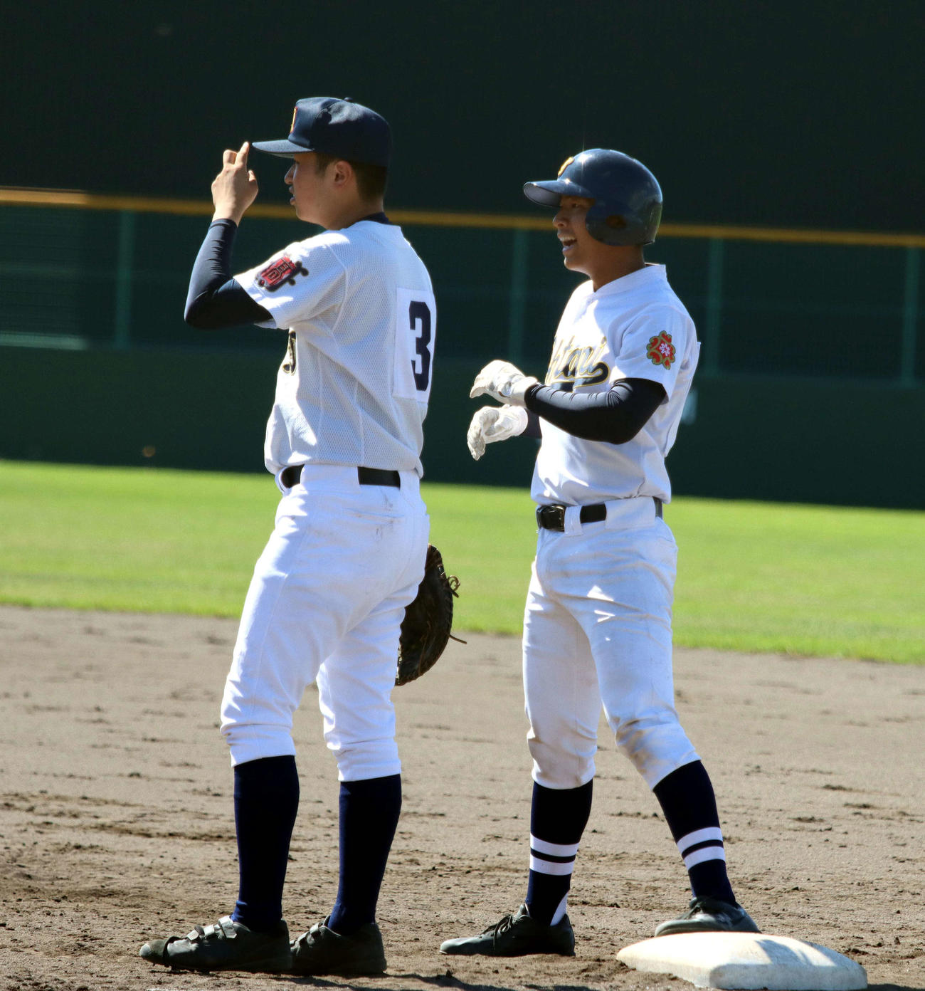 浦河対北海道大谷室蘭　3回裏北海道大谷室蘭無死、坂本（右）が左前打で出塁する（撮影・永野高輔）