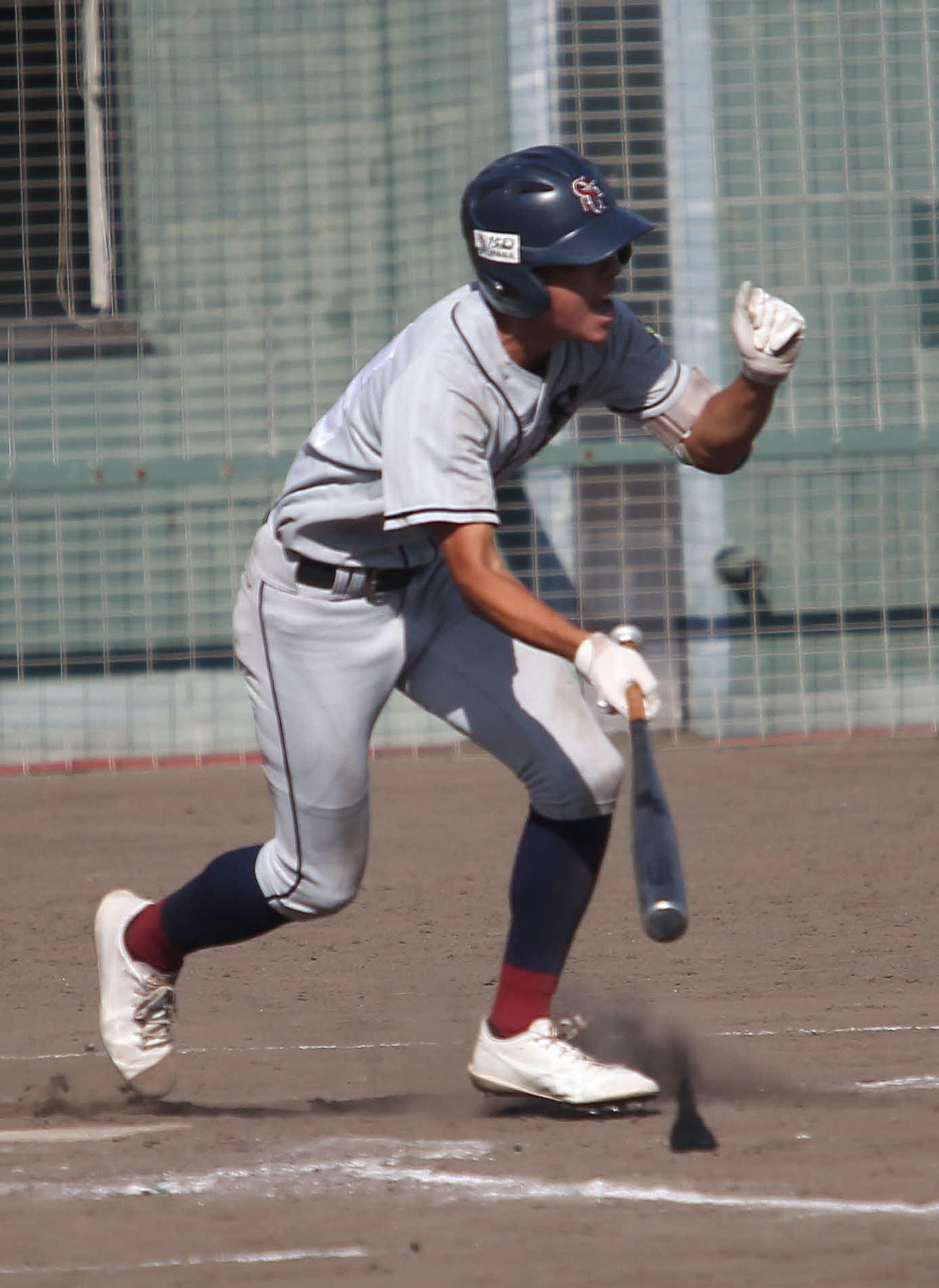 2－2の8回2死三塁で、中前に決勝打を打った関根学園・小林隆は左手でガッツポーズ
