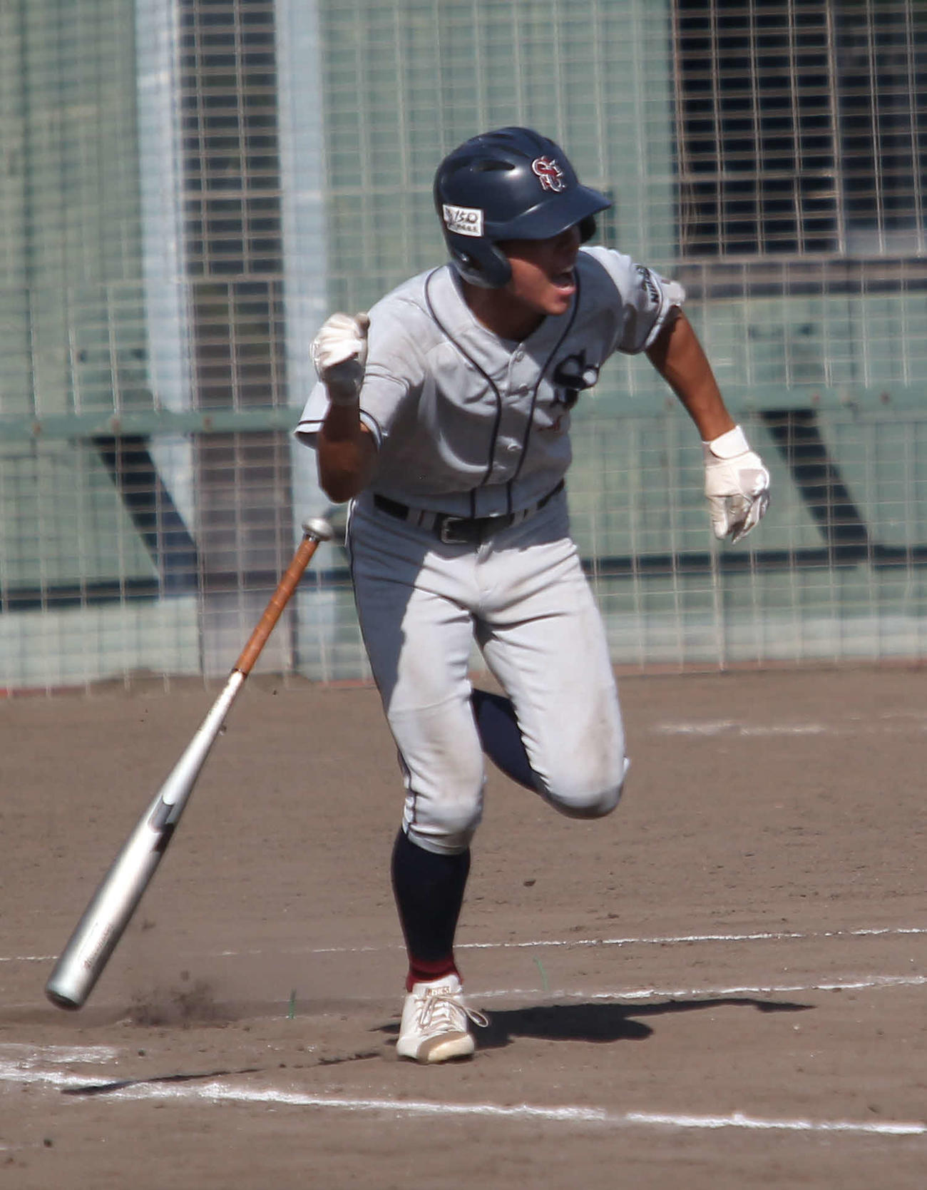 2－2の8回2死三塁で決勝の中前打を打った関根学園・小林隆は右手でも拳を作る