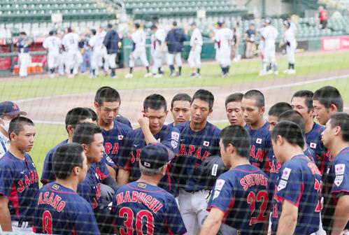 U18W杯スーパーラウンドで韓国に敗れ、馬淵監督（手前）を前に厳しい表情を見せる日本の選手たち（撮影・菅敏）