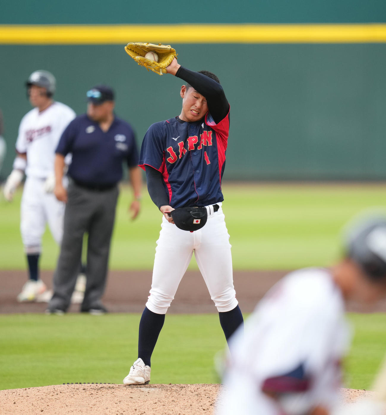 日本対韓国　1回、失点にマウンドで汗を拭う日本先発の山田（撮影・菅敏）