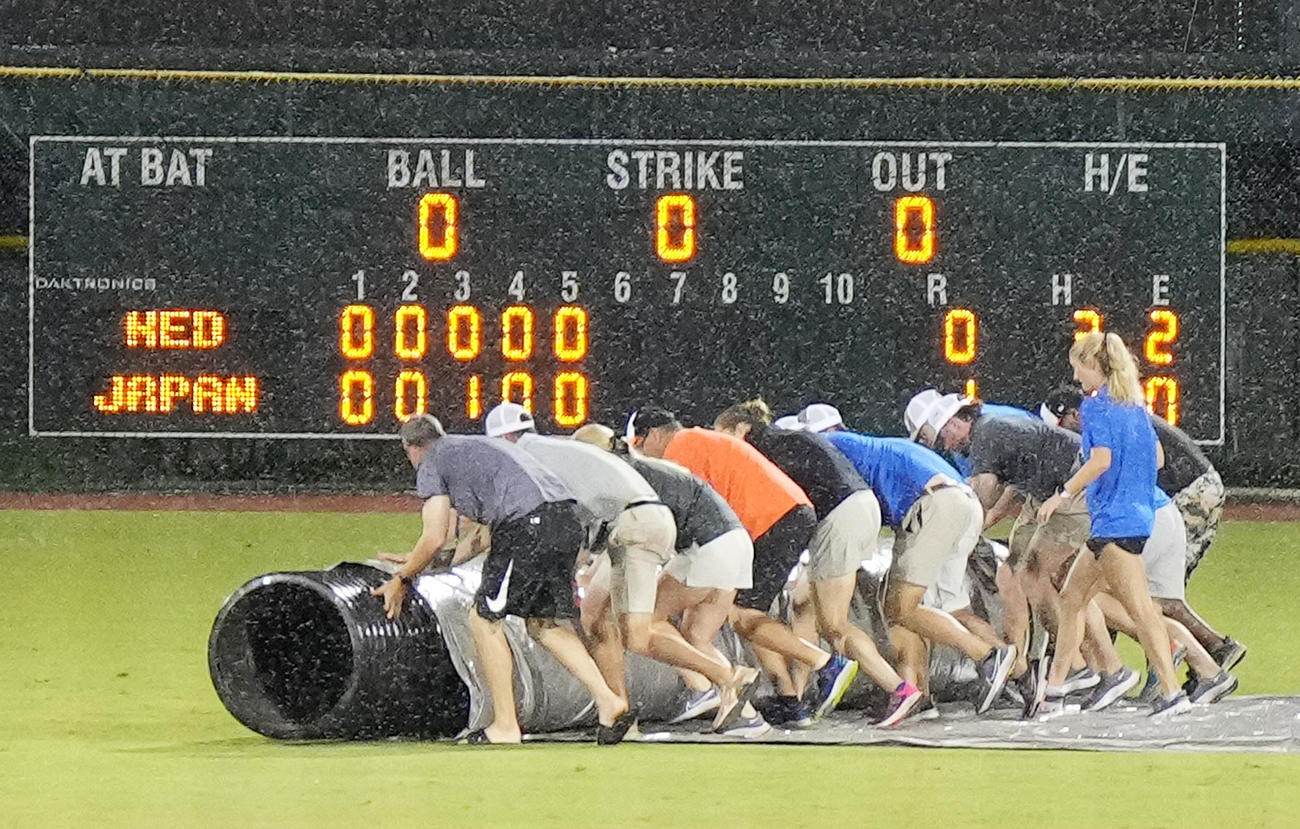 U18W杯スーパーラウンド日本対オランダ　6回、フィールドにシートをかける球場係員（撮影・菅敏）