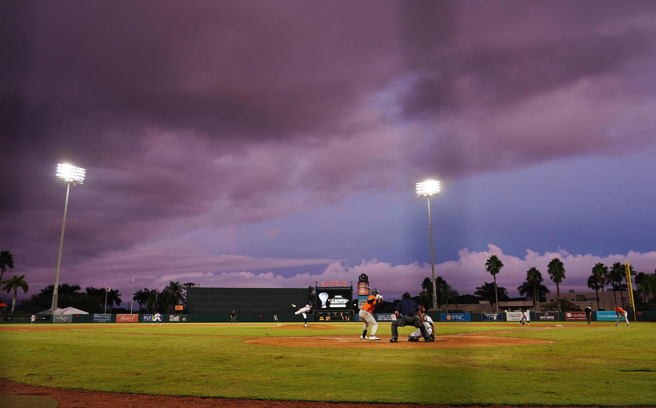 U18W杯スーパーラウンド日本対オランダ　幻想的な空の下で力投する川原（撮影・菅敏）