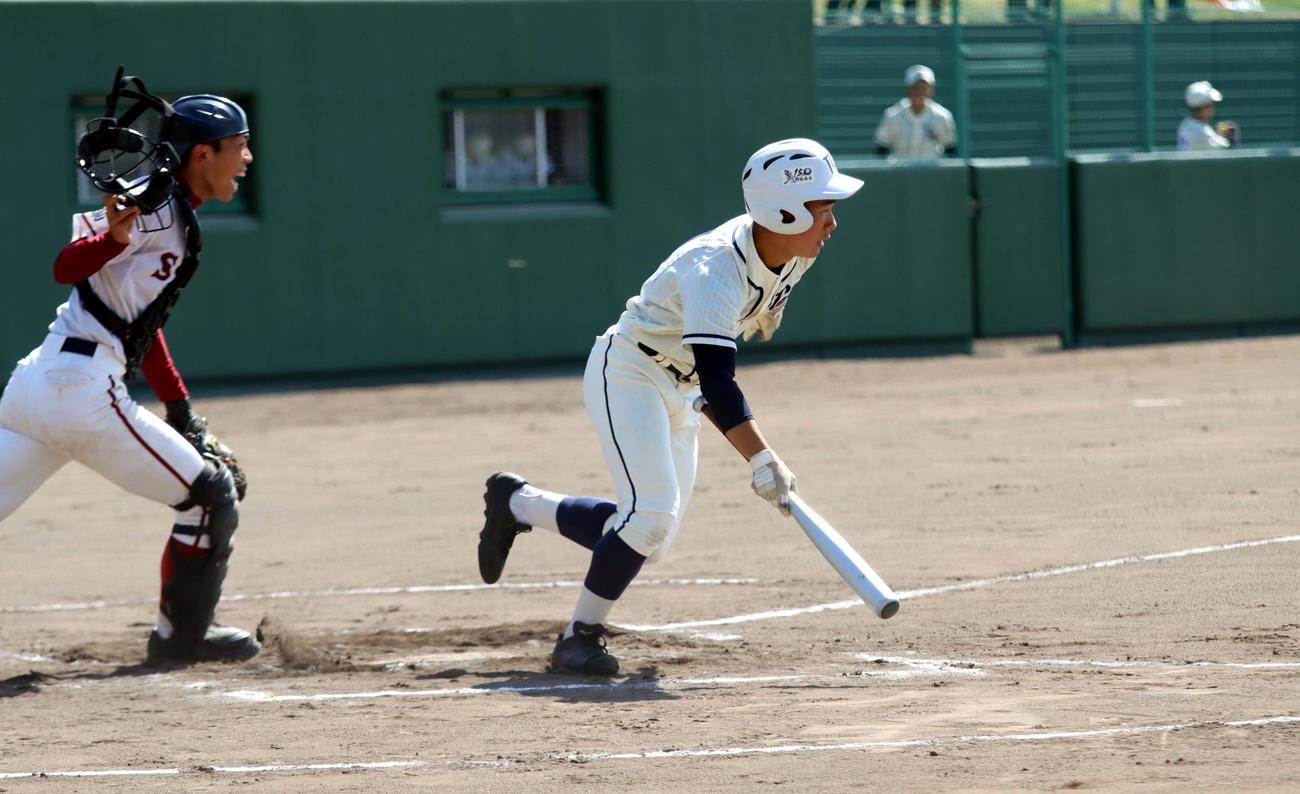 7回苫小牧中央無死一、二塁、斎藤陸が投前にバント安打を決める（撮影・永野高輔）