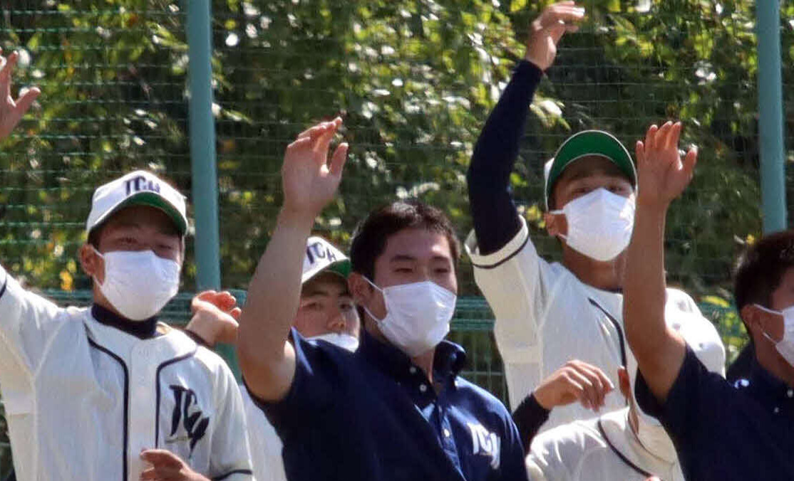 三塁側スタンドで後輩の応援をする苫小牧中央の斉藤（中央）（撮影・永野高輔）