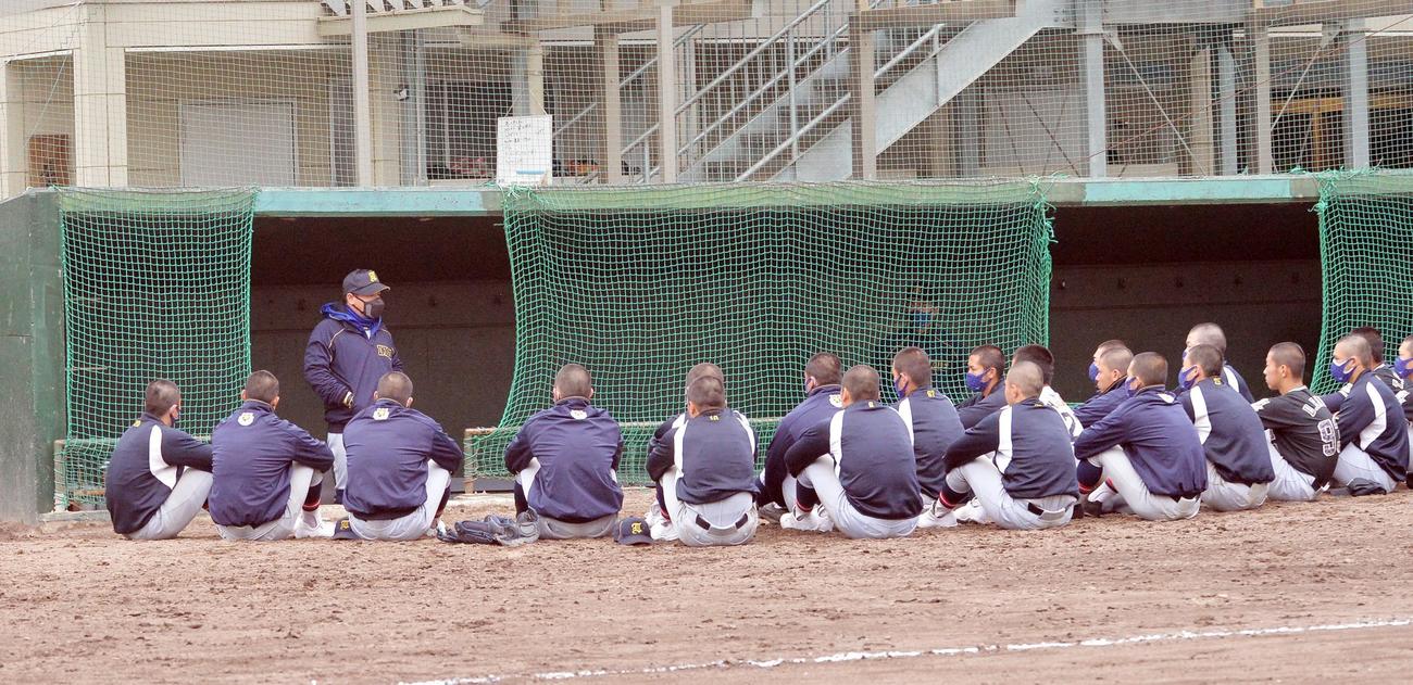 21年3月、練習試合後のミーティングで須江監督の話を聞く仙台育英ナイン