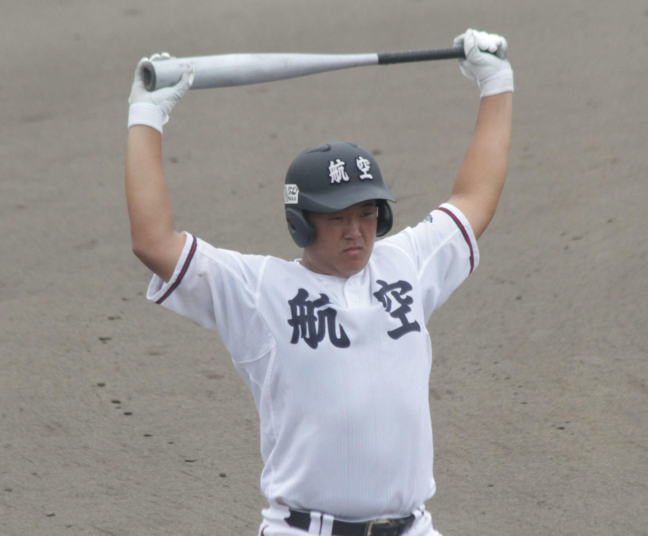 雰囲気たっぷりのしぐさで打席に向かうプロ注目の日本航空石川・内藤（2022年7月21日撮影）