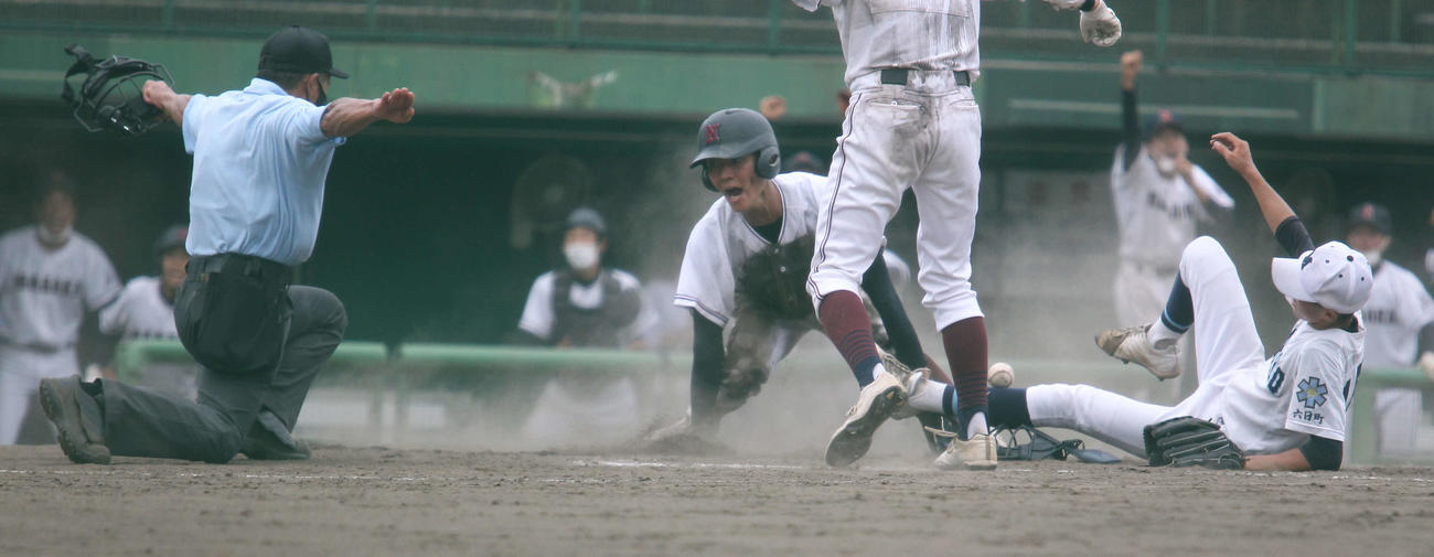 6－6の9回2死一、三塁、暴投でサヨナラの本塁に頭から生還の長岡・星野（中央）