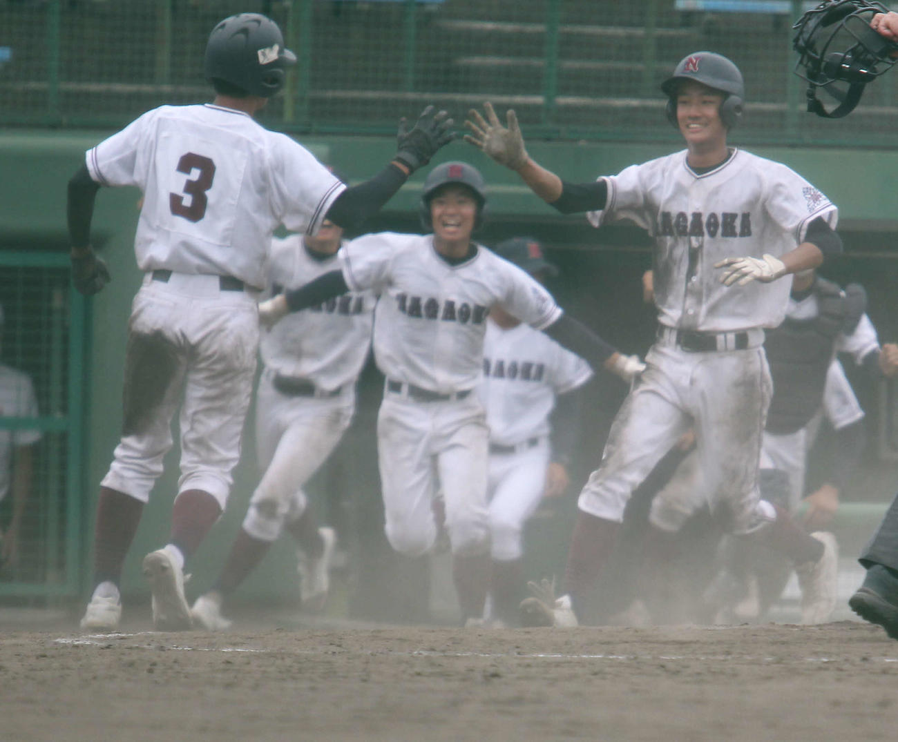 サヨナラ勝ちにベンチから星野（3番）に向かい飛び出す長岡ナイン