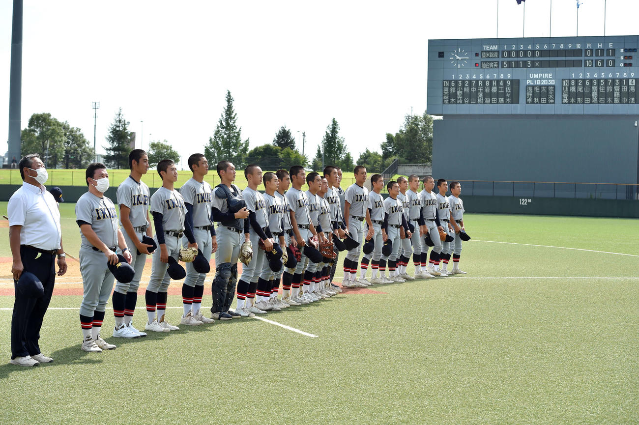 登米総合産対仙台育英　コールド勝ちで初戦を突破し、応援席にあいさつする仙台育英ナイン（撮影・相沢孔志）